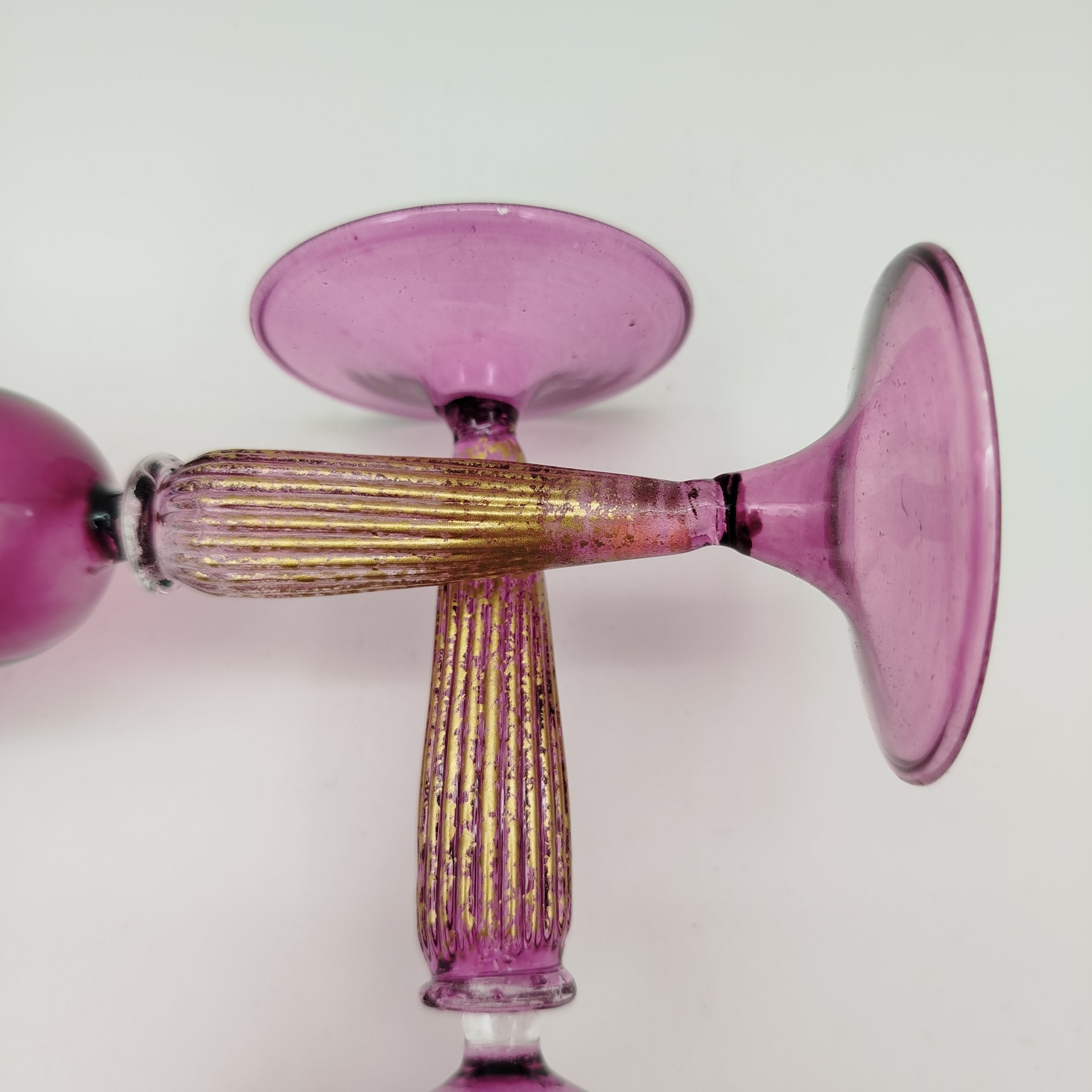 Набор из двух ликерных рюмок марганцевого цвета на высокой ножке, стекло, золочение, Европа, 1990-2000 гг.