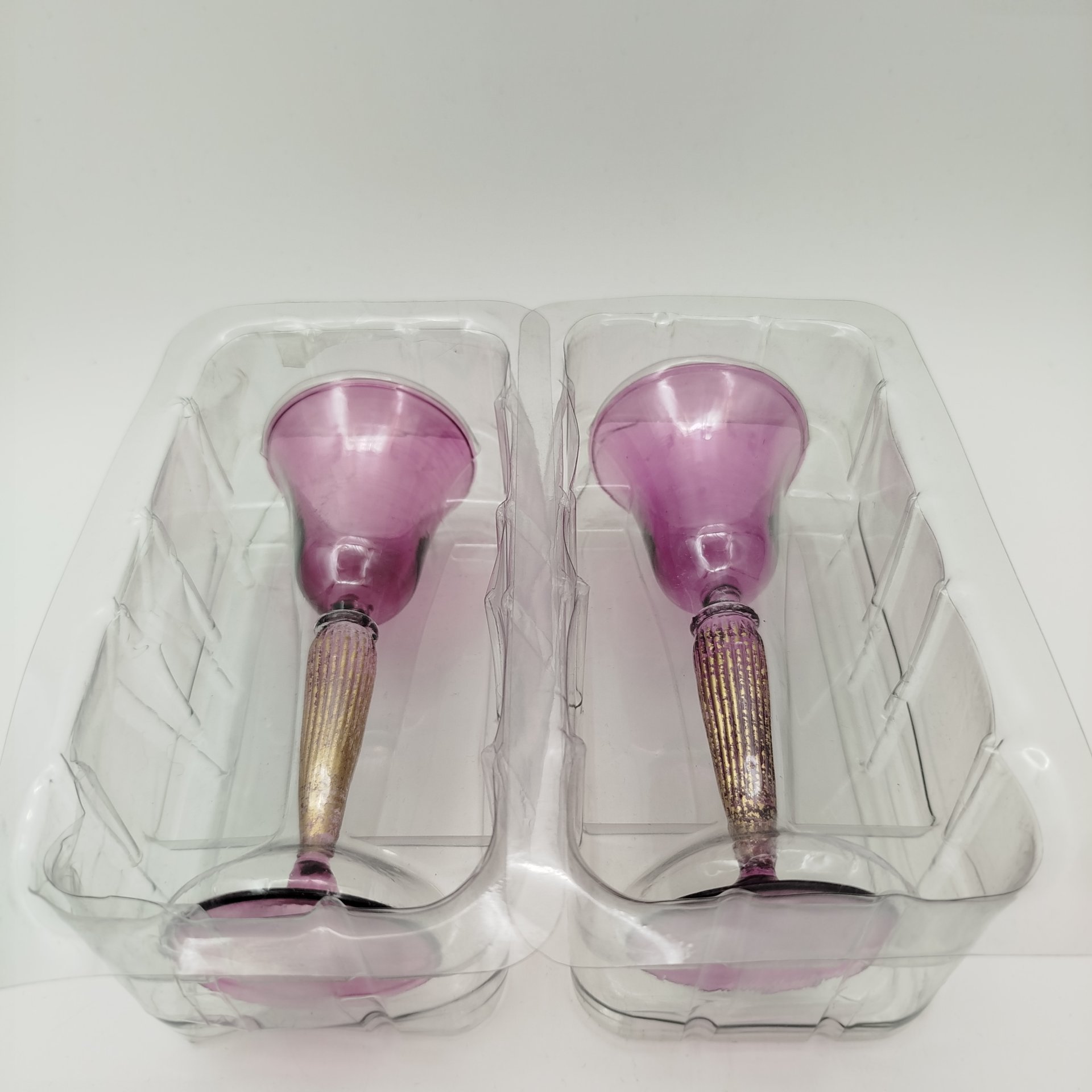 Набор из двух ликерных рюмок марганцевого цвета на высокой ножке, стекло, золочение, Европа, 1990-2000 гг.