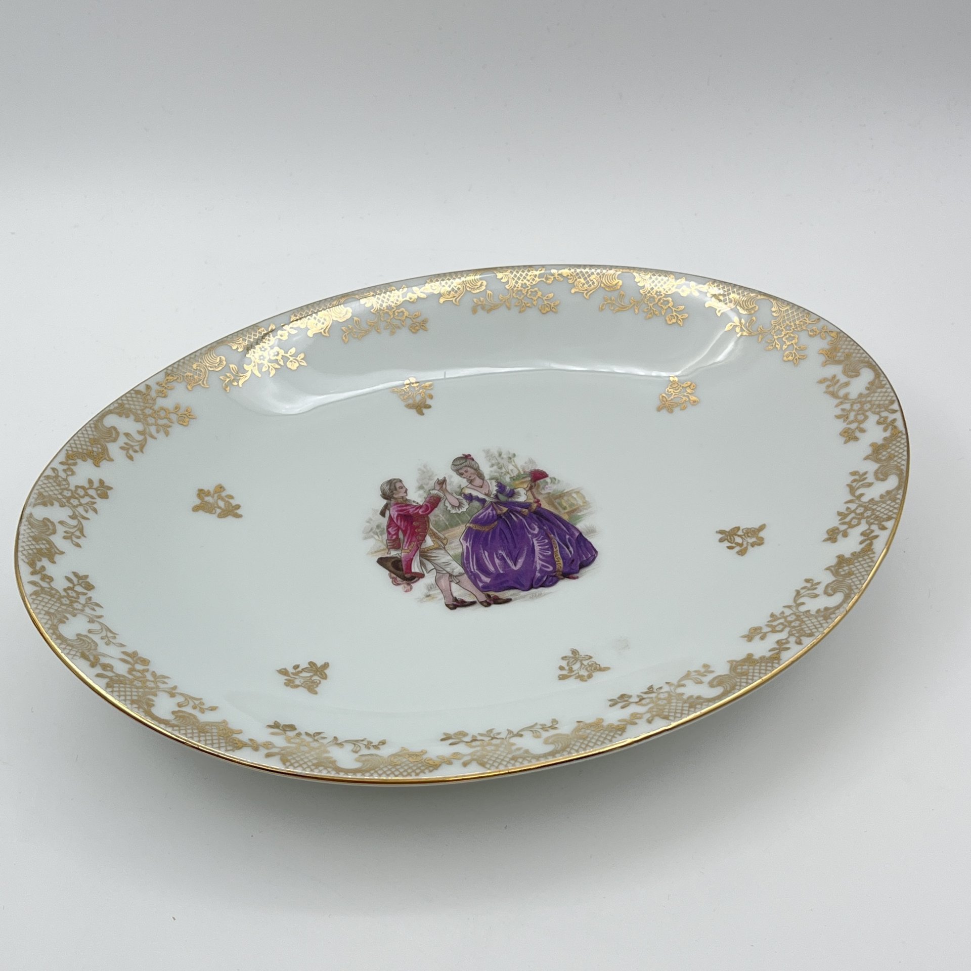Блюдо овальной формы, украшенное изображением галантной сцены, фарфор, деколь, золочение, Limoges, Франция, 1960-1980 гг.