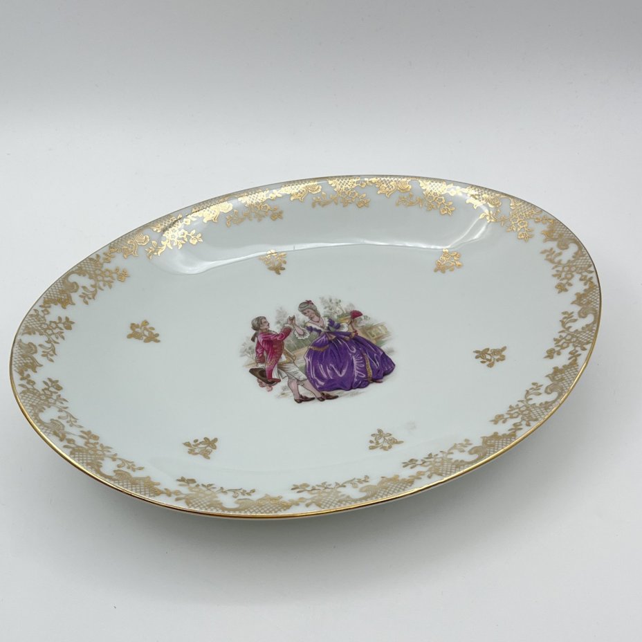 Блюдо овальной формы, украшенное изображением галантной сцены, фарфор, деколь, золочение, Limoges, Франция, 1960-1980 гг.