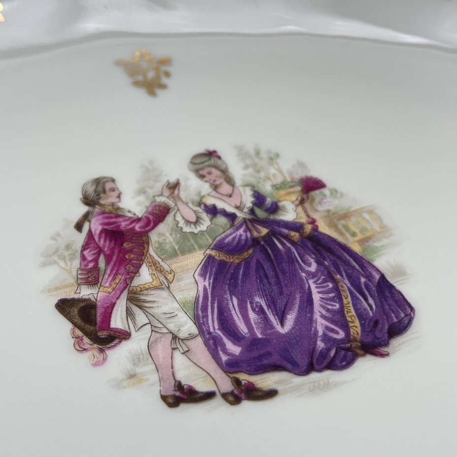 Блюдо овальной формы, украшенное изображением галантной сцены, фарфор, деколь, золочение, Limoges, Франция, 1960-1980 гг.