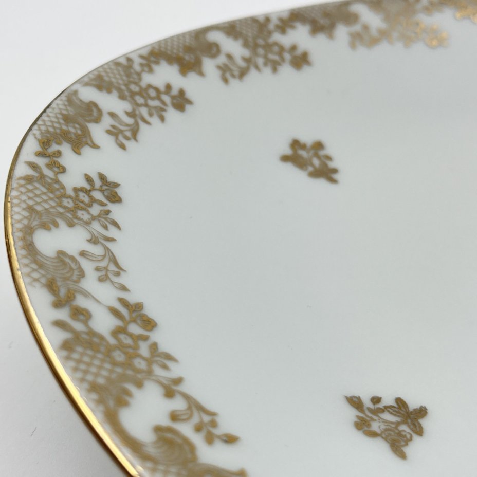 Блюдо овальной формы, украшенное изображением галантной сцены, фарфор, деколь, золочение, Limoges, Франция, 1960-1980 гг.