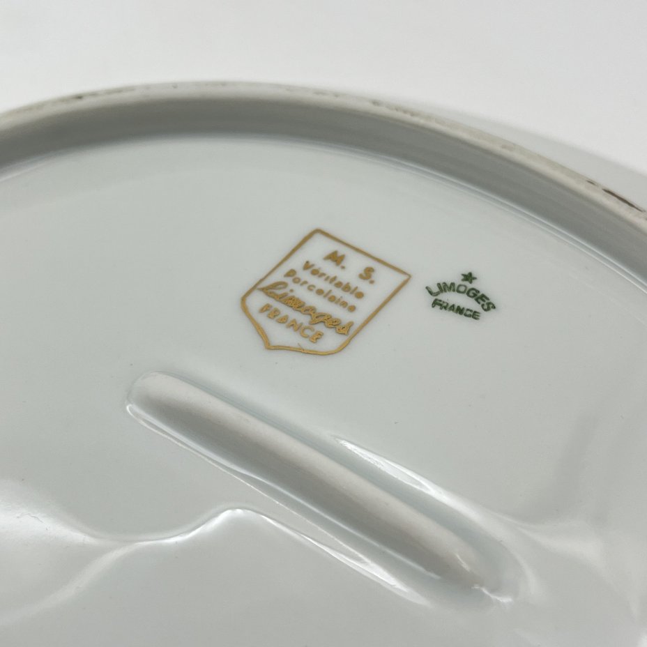 Блюдо овальной формы, украшенное изображением галантной сцены, фарфор, деколь, золочение, Limoges, Франция, 1960-1980 гг.