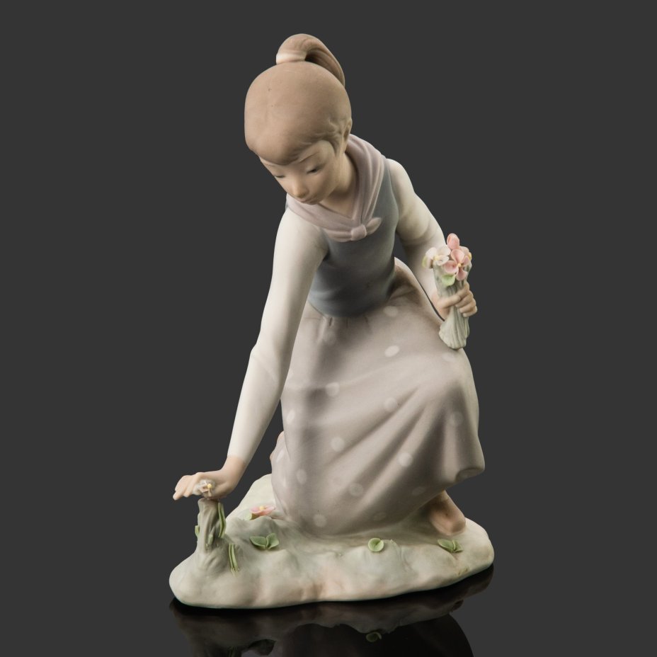 Статуэтка "Девочка, собирающая цветы", скульптор Vicente Martinez, Lladro