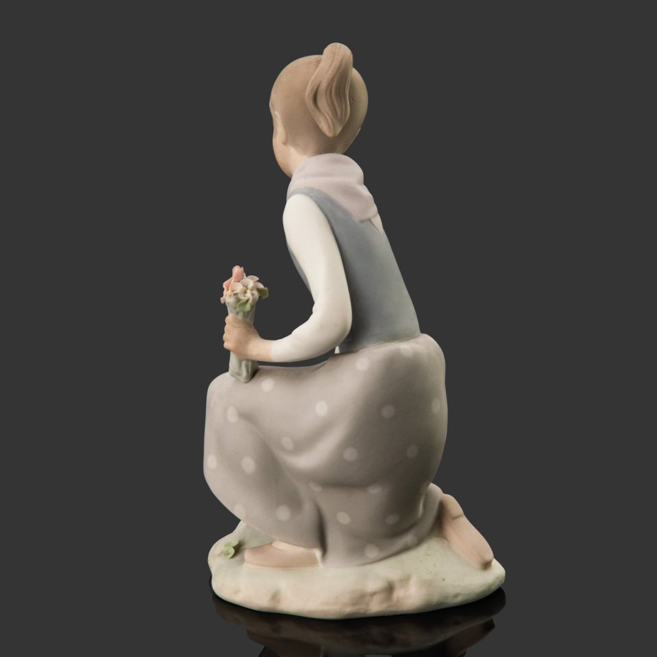 Статуэтка "Девочка, собирающая цветы", скульптор Vicente Martinez, Lladro