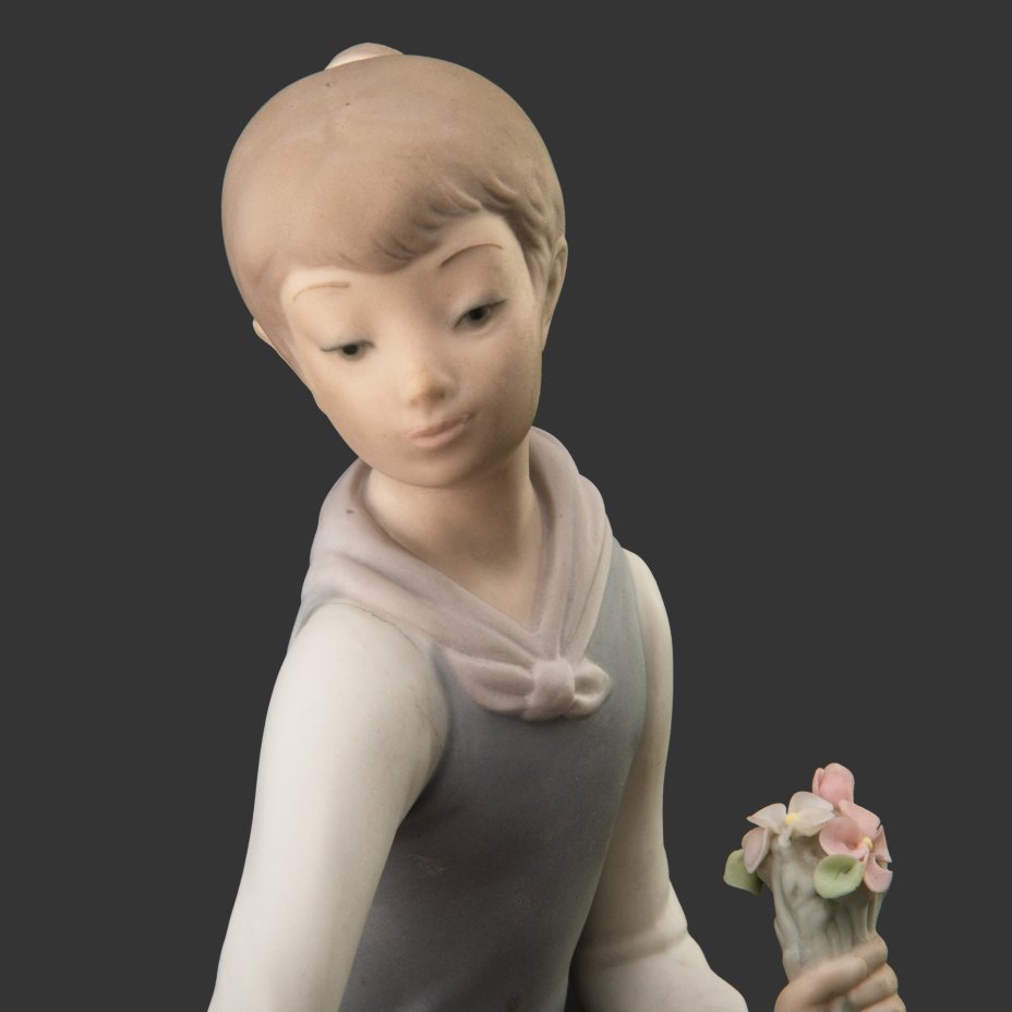 Статуэтка "Девочка, собирающая цветы", скульптор Vicente Martinez, Lladro