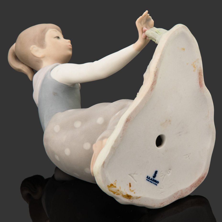 Статуэтка "Девочка, собирающая цветы", скульптор Vicente Martinez, Lladro