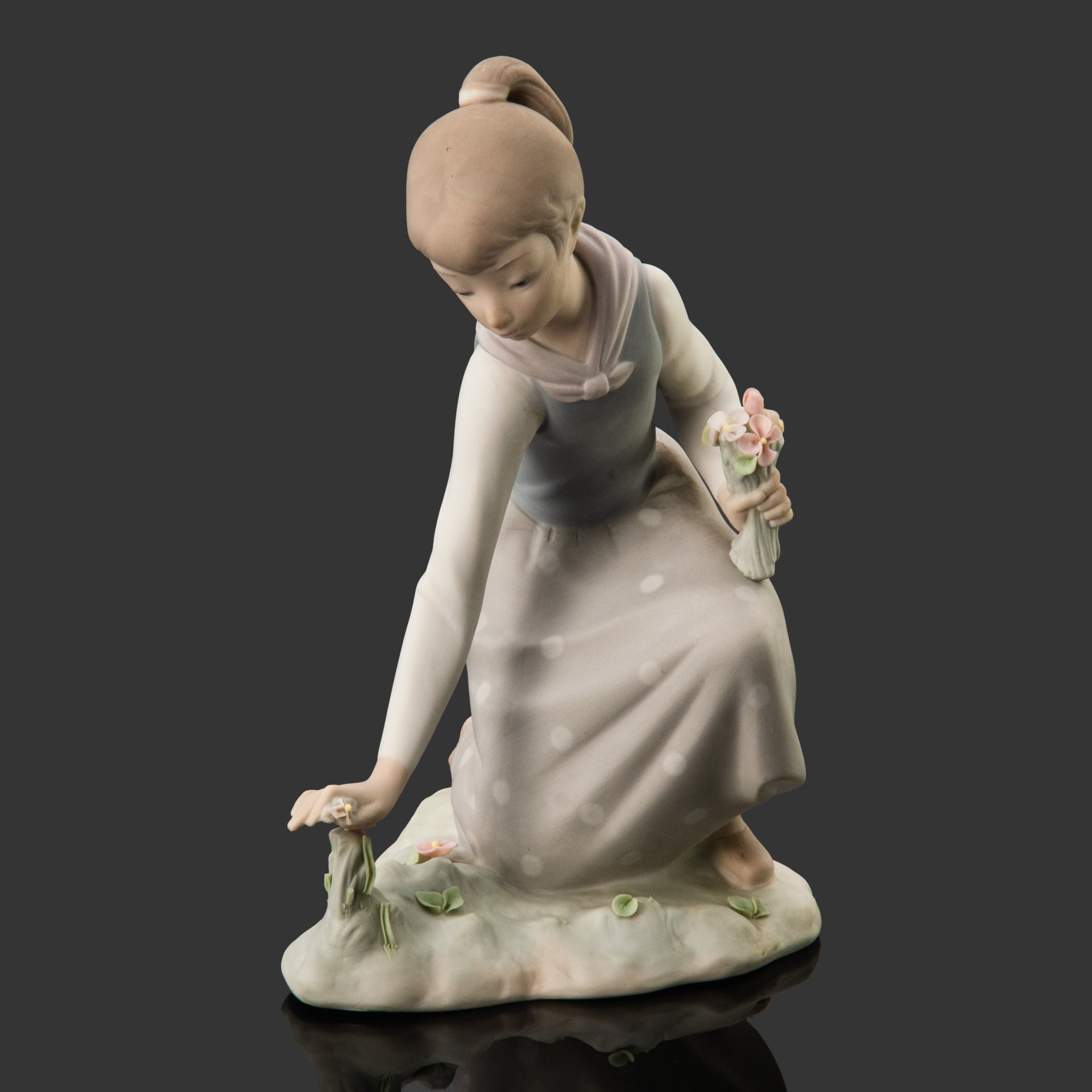 Статуэтка "Девочка, собирающая цветы", скульптор Vicente Martinez, Lladro