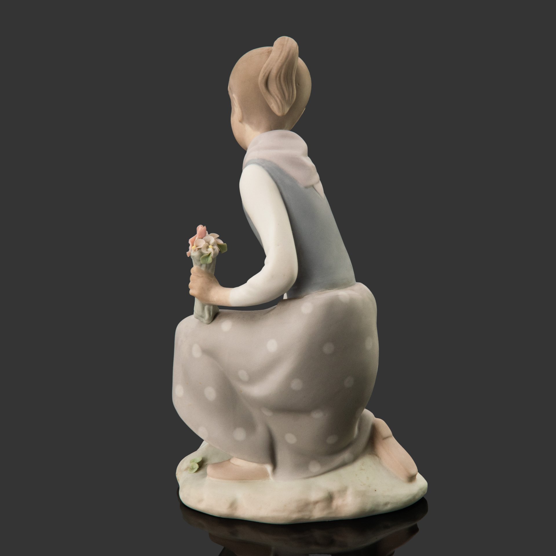 Статуэтка "Девочка, собирающая цветы", скульптор Vicente Martinez, Lladro