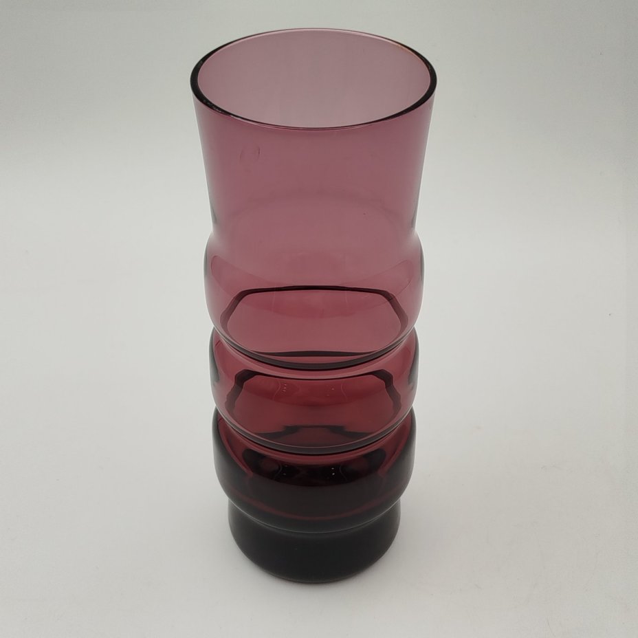 Вазочка марганцевого оттенка, цилиндрической формы с перехватами