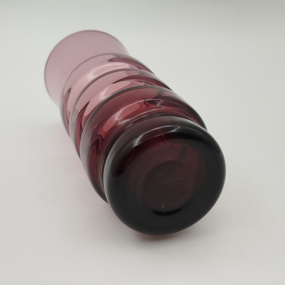 Вазочка марганцевого оттенка, цилиндрической формы с перехватами