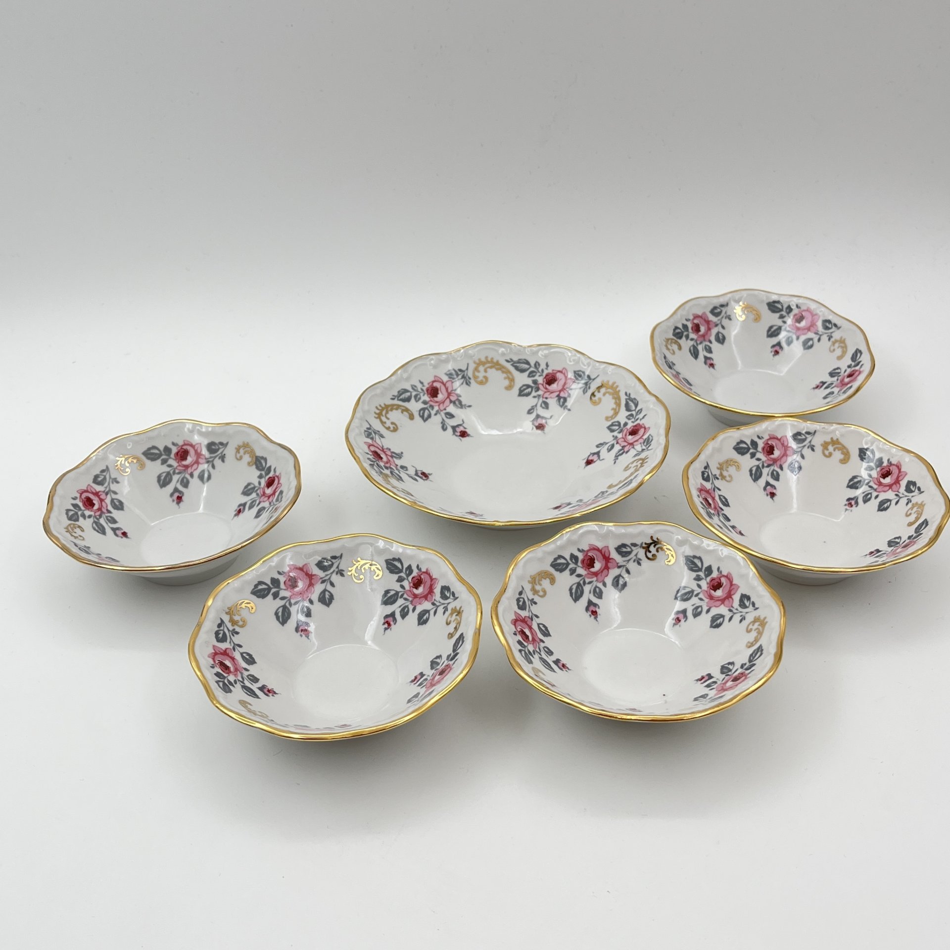Набор из 6-ти розеток (пиал), украшенных изображением роз, фарфор, деколь, золочение, Рижский фарфорово-фаянсовый завод, СССР, 1960-1980 гг.