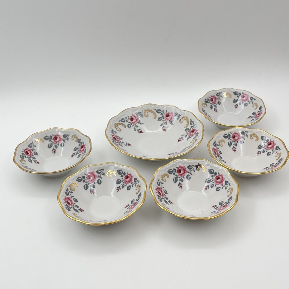 Набор из 6-ти розеток (пиал), украшенных изображением роз, фарфор, деколь, золочение, Рижский фарфорово-фаянсовый завод, СССР, 1960-1980 гг.