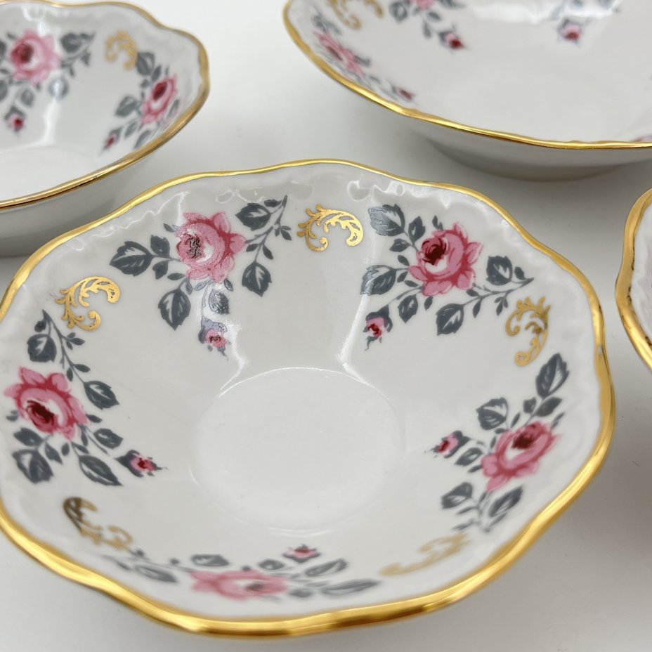Набор из 6-ти розеток (пиал), украшенных изображением роз, фарфор, деколь, золочение, Рижский фарфорово-фаянсовый завод, СССР, 1960-1980 гг.