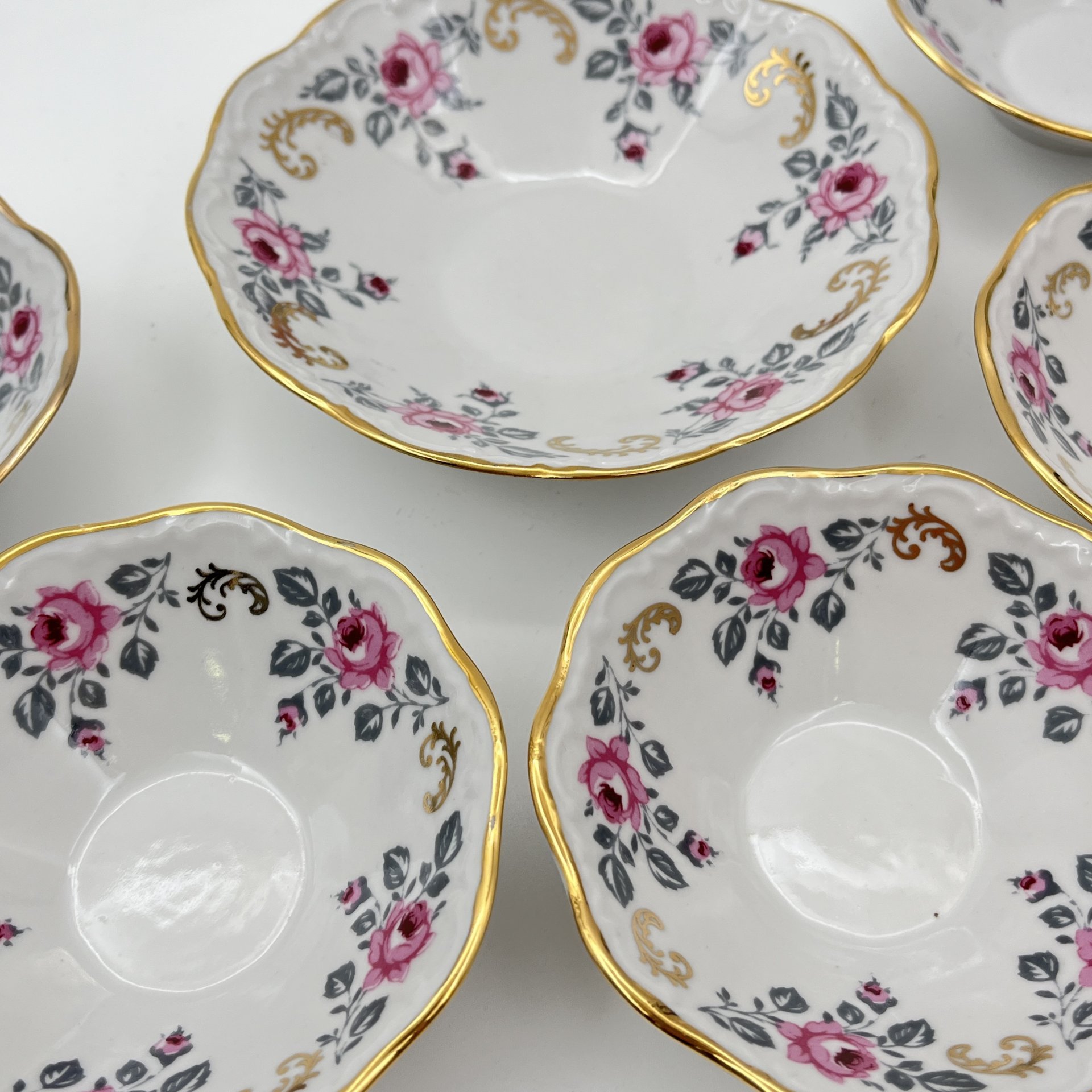 Набор из 6-ти розеток (пиал), украшенных изображением роз, фарфор, деколь, золочение, Рижский фарфорово-фаянсовый завод, СССР, 1960-1980 гг.