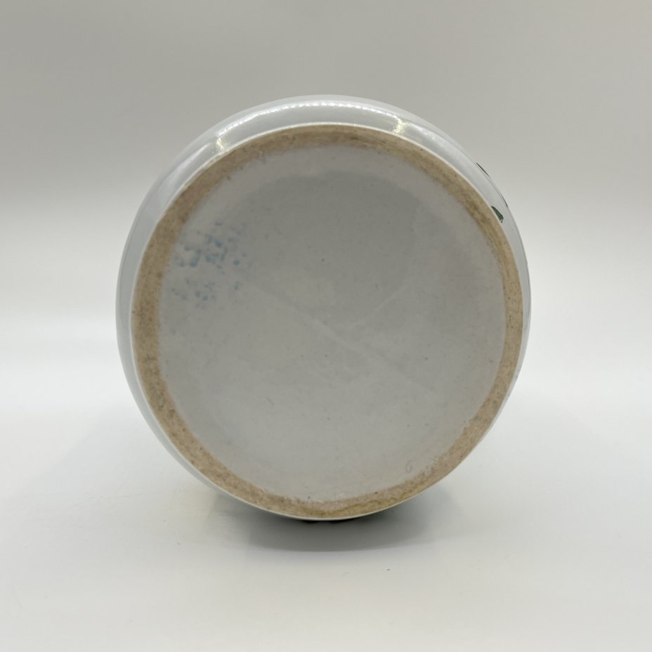 Кувшин, украшенный цветочным декором