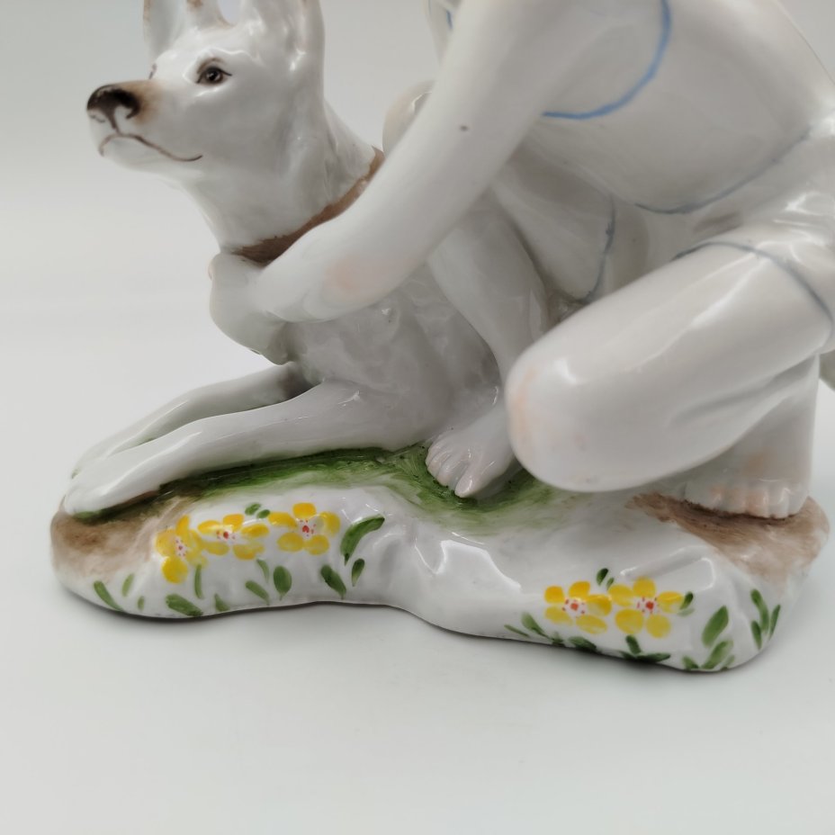 Статуэтка "Юный пограничник с собакой", скульптор Г.С. Столбова, фарфор, роспись, Ленинградский фарфоровый завод (ЛФЗ), СССР, 1950-1959 гг.