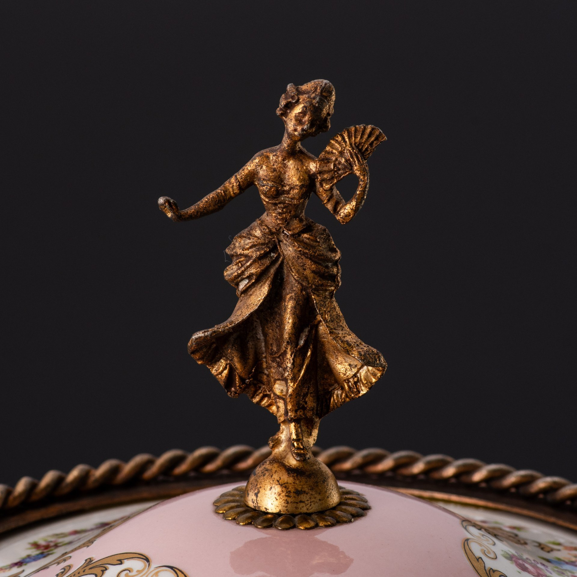 Бонбоньерка (конфетница) в форме вазы с цветочными гирляндами на бело-розовом фоне, фарфор, деколь, золочение, сплав металлов, Depos T. Limoges, Франция, 1960-1980 гг., Depos T. Limoges