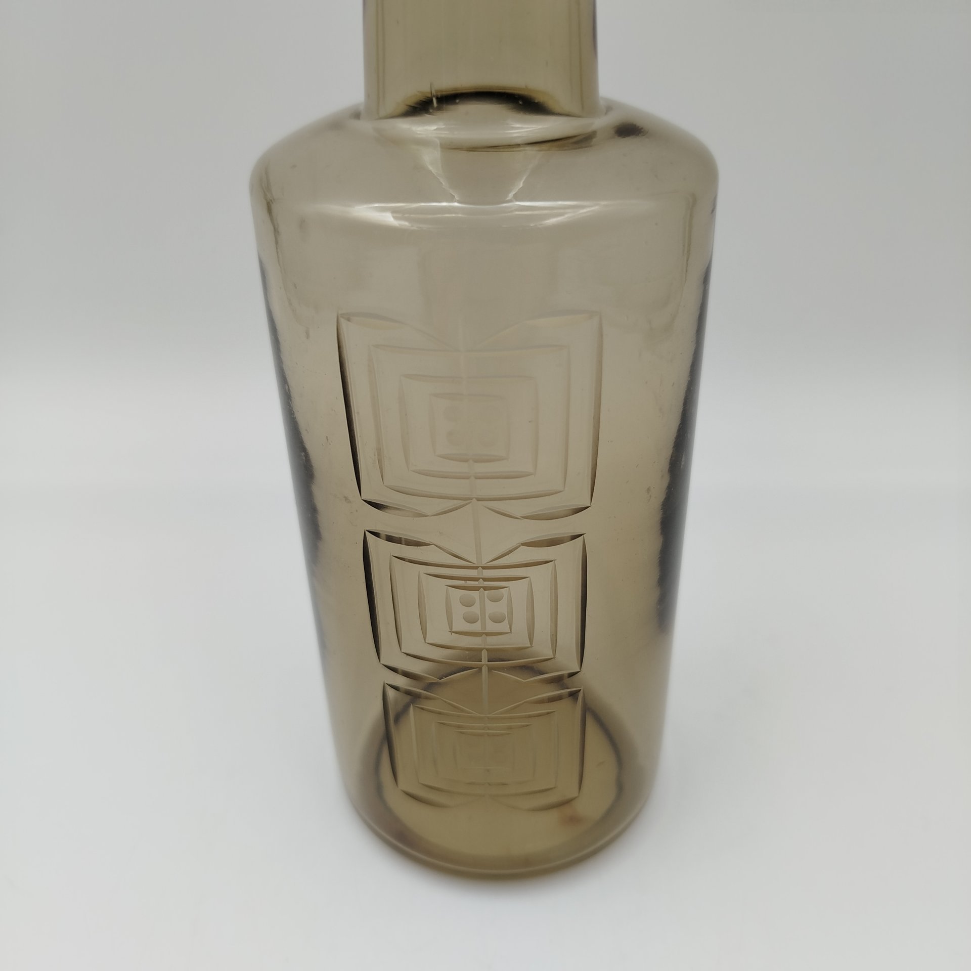 Графин дымчатого цвета с орнаментальным декором, стекло, гравировка, Стекольный завод «Tarbeklaas» (Тарбеклаас), СССР, 1960-1970 гг.