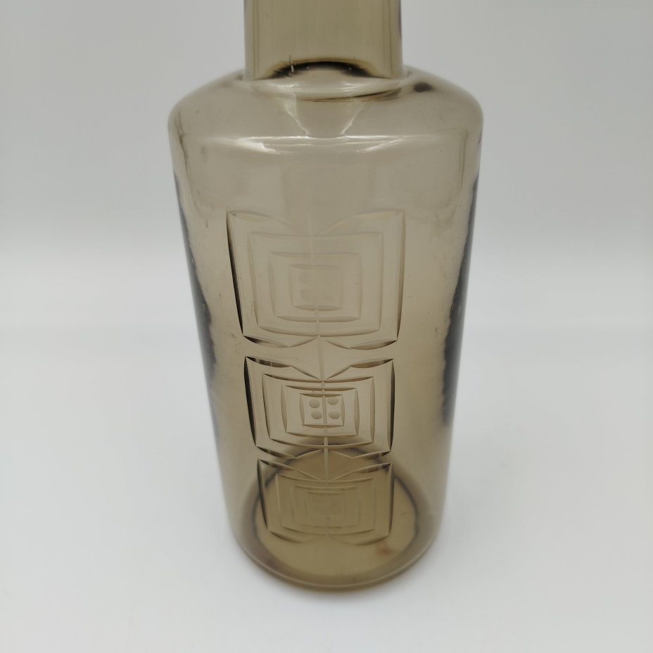 Графин дымчатого цвета с орнаментальным декором, стекло, гравировка, Стекольный завод «Tarbeklaas» (Тарбеклаас), СССР, 1960-1970 гг.