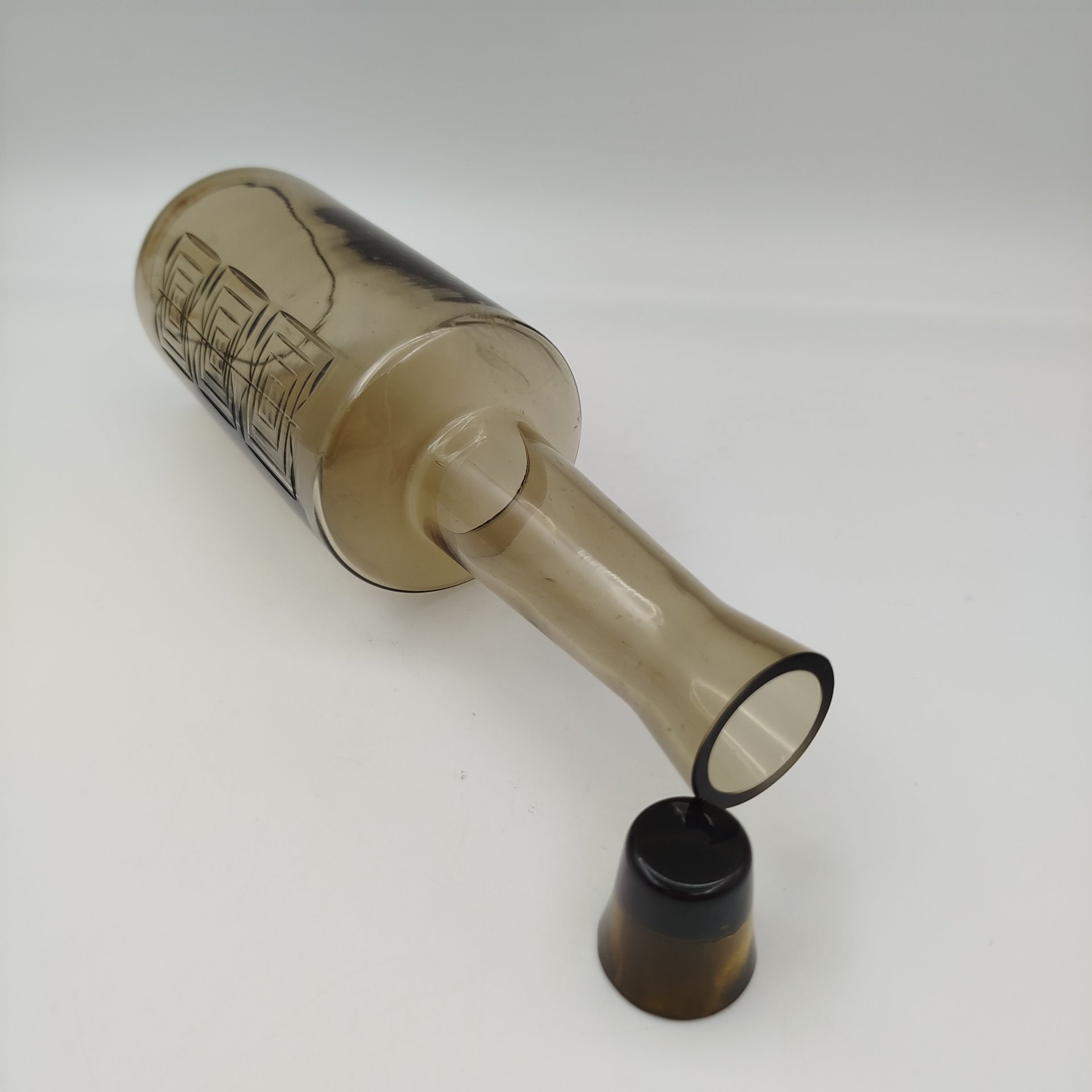 Графин дымчатого цвета с орнаментальным декором, стекло, гравировка, Стекольный завод «Tarbeklaas» (Тарбеклаас), СССР, 1960-1970 гг.