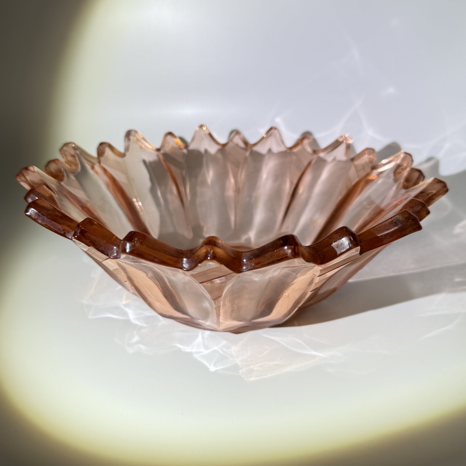 Салатник (конфетница) с рельефным краем, стекло, пресс, гравировка
