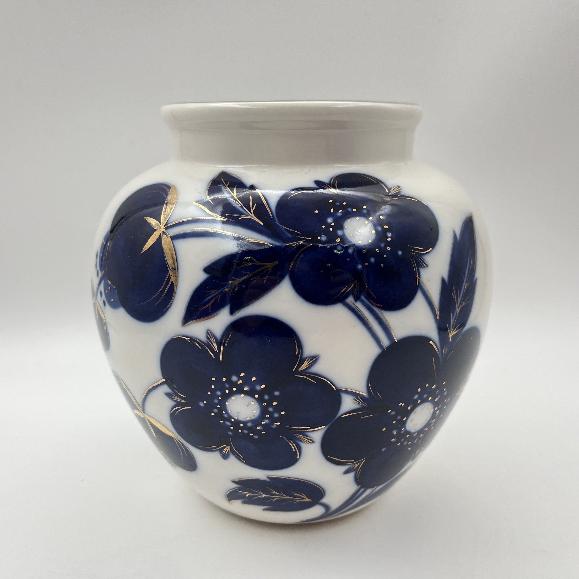 Ваза "Синие цветы", автор формы - Яковлева С.Е., автор рисунка - Яцкевич А.А., фарфор, роспись кобальтом, золочение, Ленинградский фарфоровый завод (ЛФЗ), СССР, 1970-1990 гг.