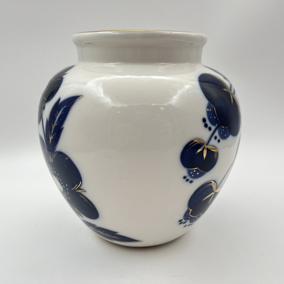 Ваза "Синие цветы", автор формы - Яковлева С.Е., автор рисунка - Яцкевич А.А., фарфор, роспись кобальтом, золочение, Ленинградский фарфоровый завод (ЛФЗ), СССР, 1970-1990 гг.