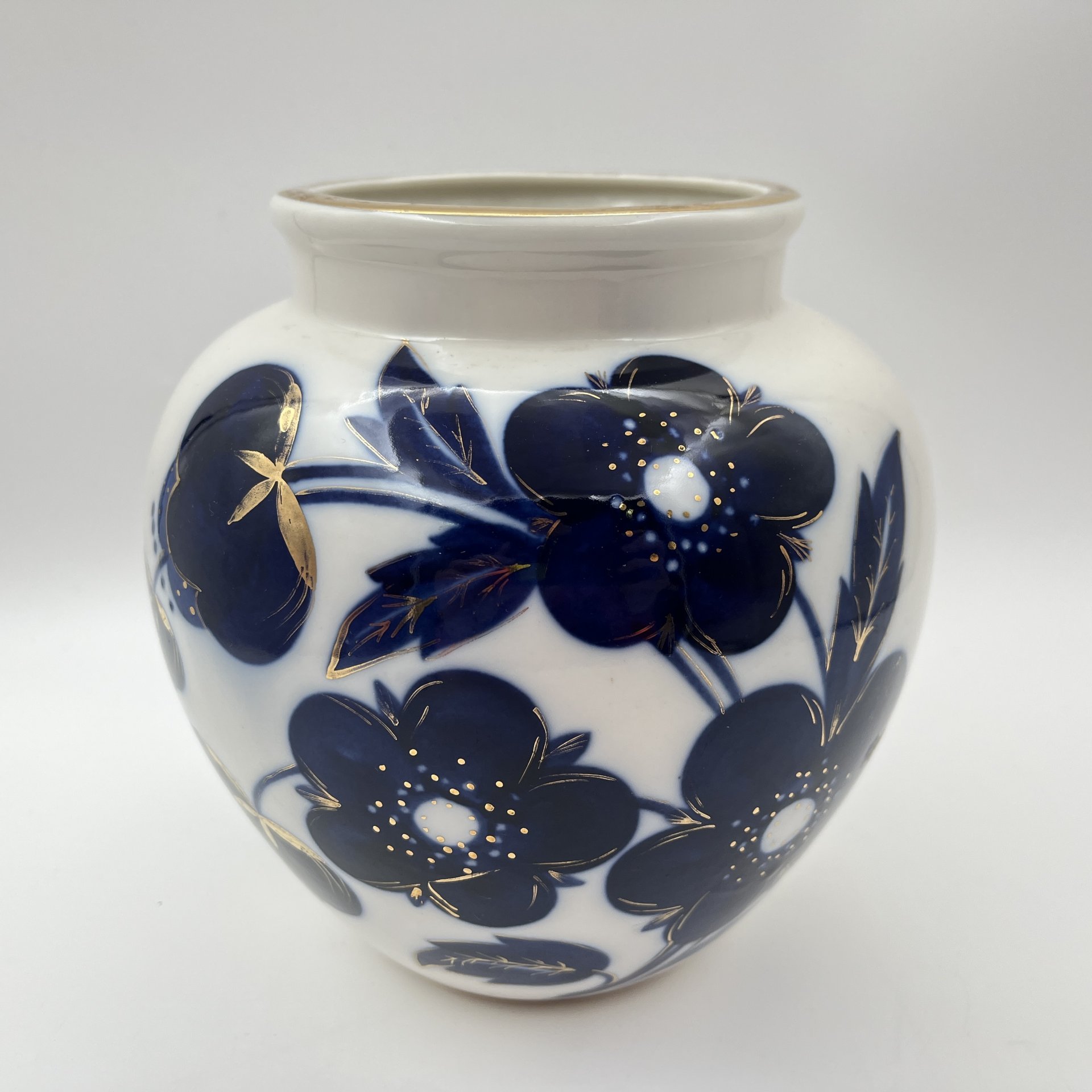 Ваза "Синие цветы", автор формы - Яковлева С.Е., автор рисунка - Яцкевич А.А., фарфор, роспись кобальтом, золочение, Ленинградский фарфоровый завод (ЛФЗ), СССР, 1970-1990 гг.