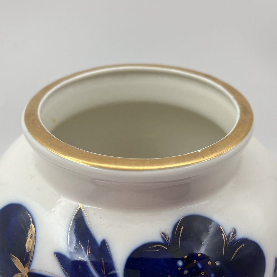 Ваза "Синие цветы", автор формы - Яковлева С.Е., автор рисунка - Яцкевич А.А., фарфор, роспись кобальтом, золочение, Ленинградский фарфоровый завод (ЛФЗ), СССР, 1970-1990 гг.