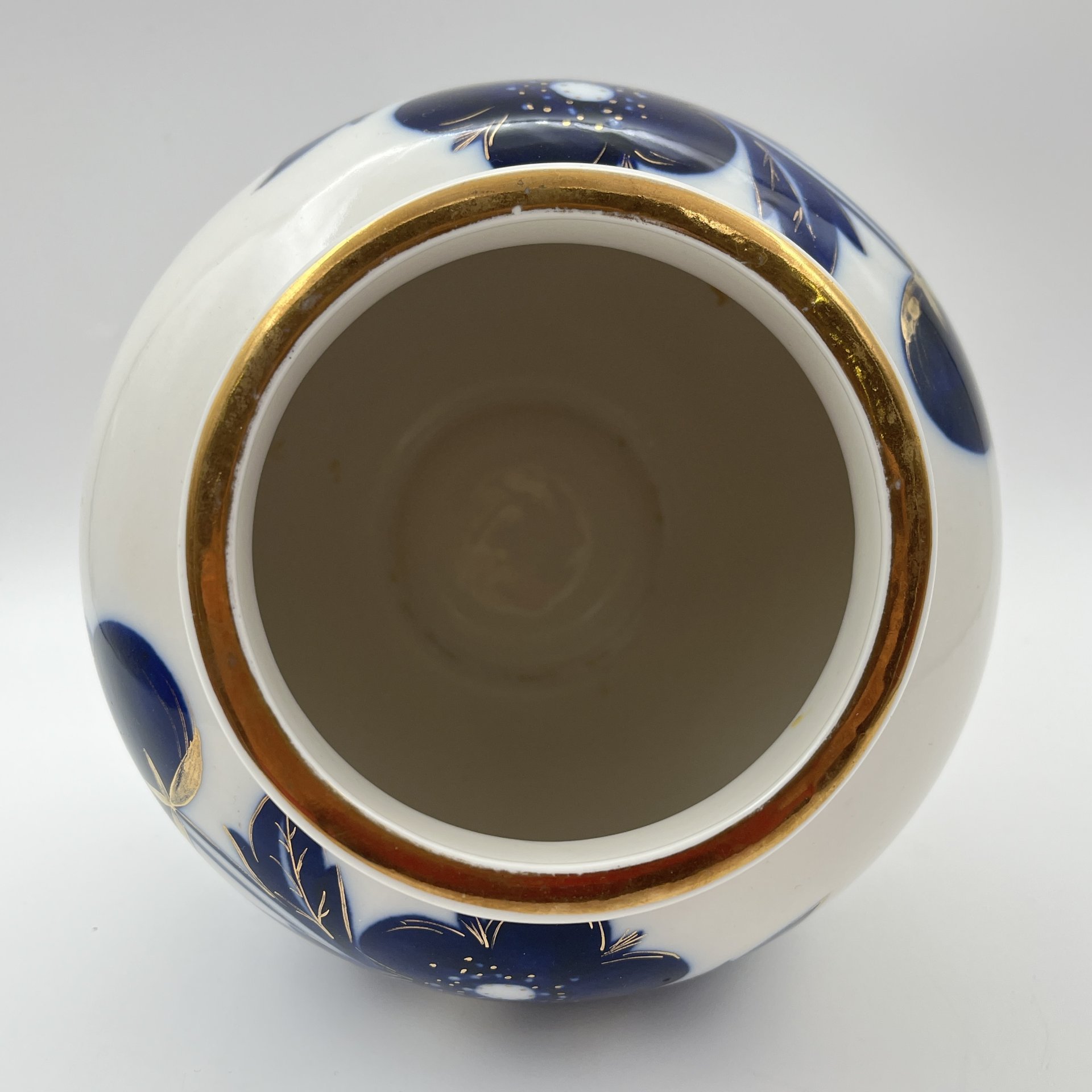 Ваза "Синие цветы", автор формы - Яковлева С.Е., автор рисунка - Яцкевич А.А., фарфор, роспись кобальтом, золочение, Ленинградский фарфоровый завод (ЛФЗ), СССР, 1970-1990 гг.