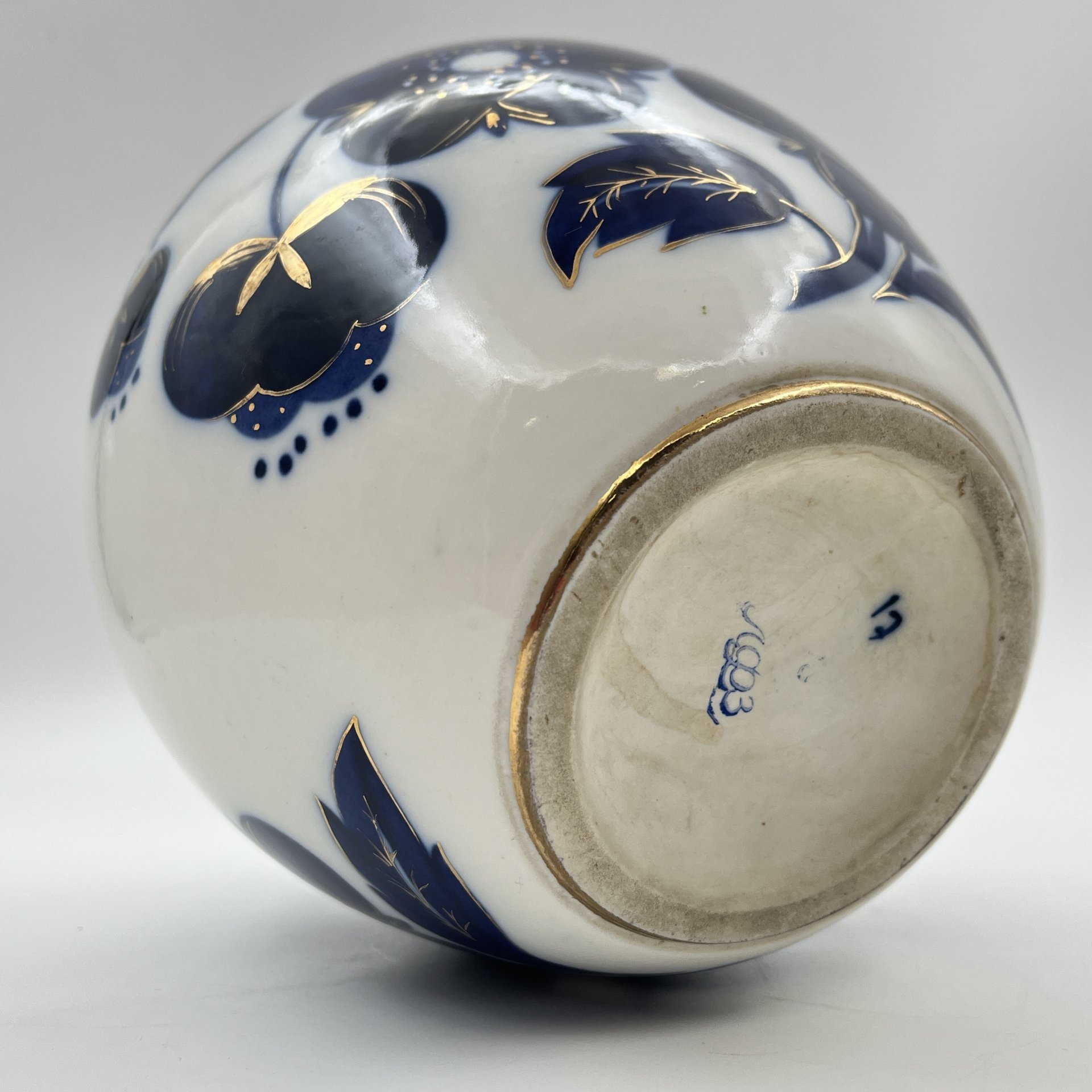 Ваза "Синие цветы", автор формы - Яковлева С.Е., автор рисунка - Яцкевич А.А., фарфор, роспись кобальтом, золочение, Ленинградский фарфоровый завод (ЛФЗ), СССР, 1970-1990 гг.