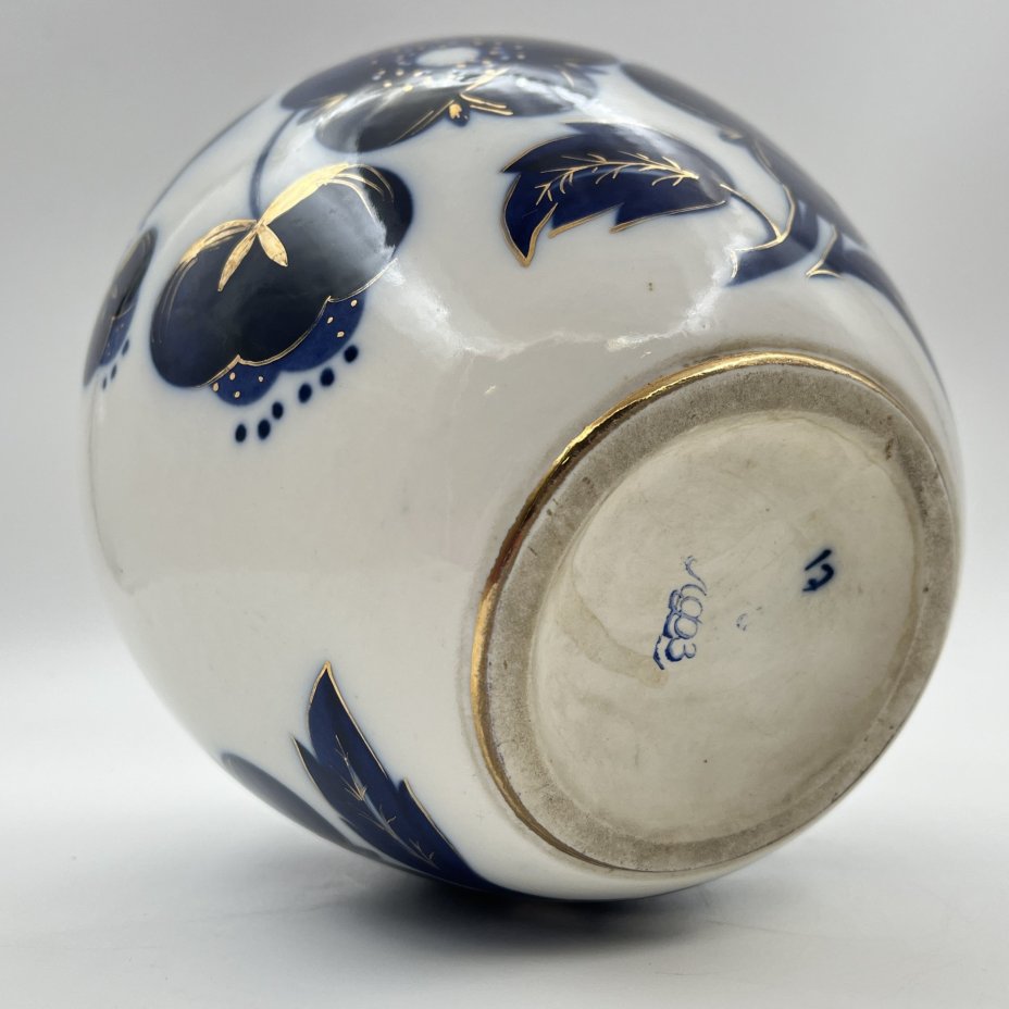 Ваза "Синие цветы", автор формы - Яковлева С.Е., автор рисунка - Яцкевич А.А., фарфор, роспись кобальтом, золочение, Ленинградский фарфоровый завод (ЛФЗ), СССР, 1970-1990 гг.