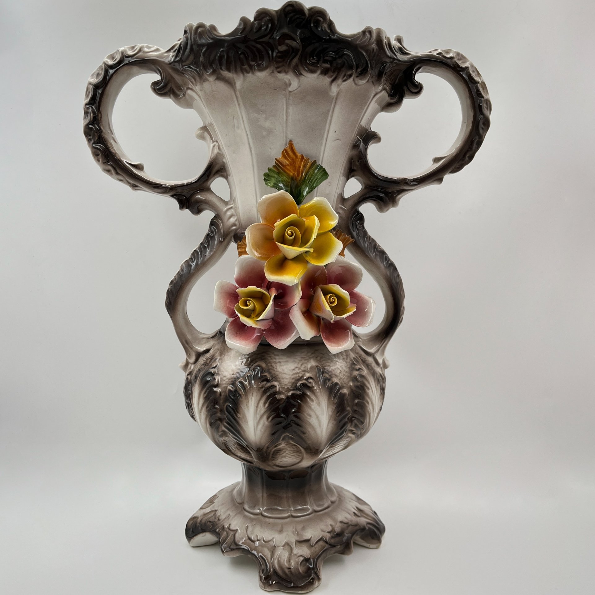 Ваза с лепным цветочным декором, фаянс, роспись, Capodimonte (Каподимонте), Италия, 1960-1990 гг.