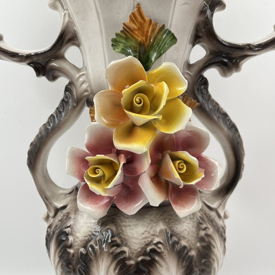 Ваза с лепным цветочным декором, фаянс, роспись, Capodimonte (Каподимонте), Италия, 1960-1990 гг.