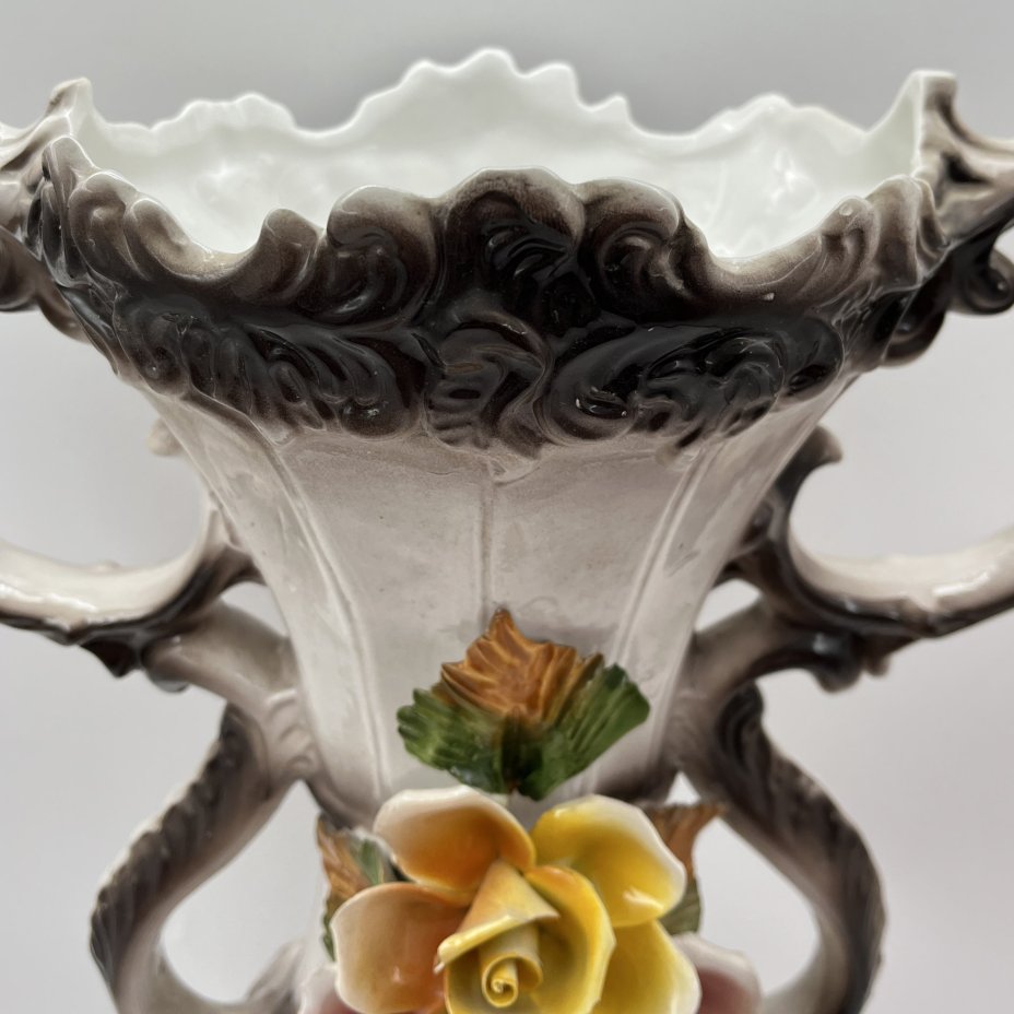 Ваза с лепным цветочным декором, фаянс, роспись, Capodimonte (Каподимонте), Италия, 1960-1990 гг.