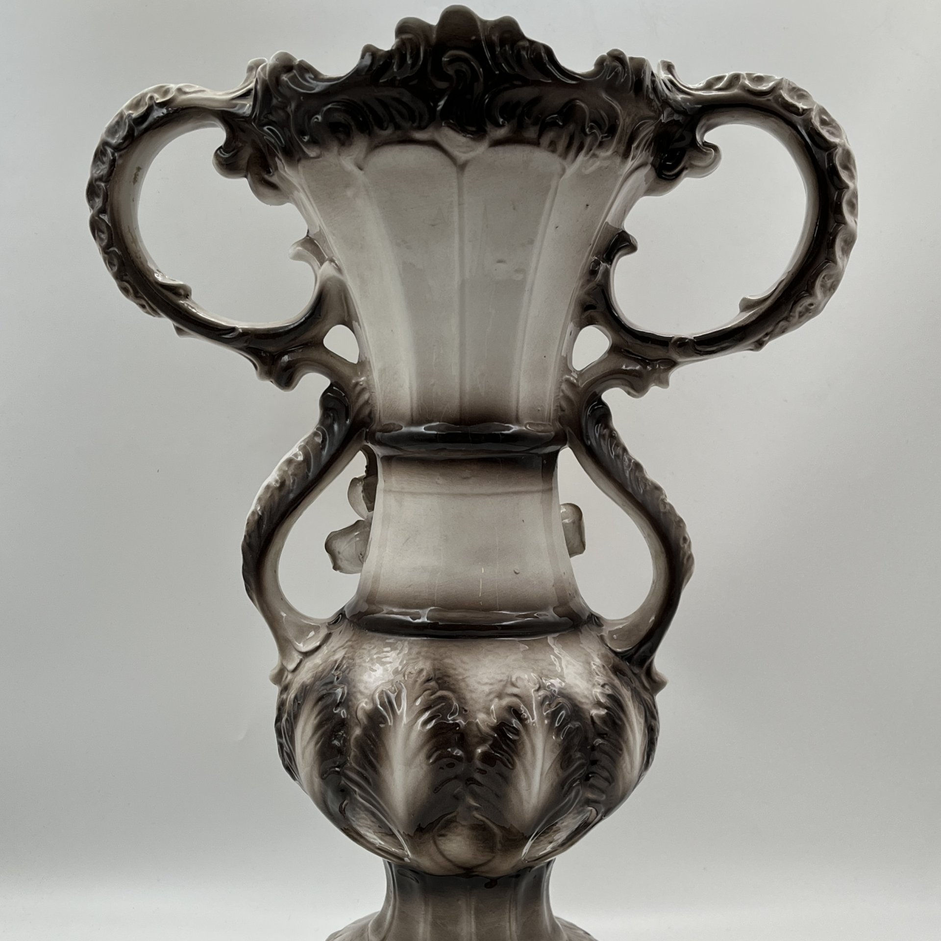 Ваза с лепным цветочным декором, фаянс, роспись, Capodimonte (Каподимонте), Италия, 1960-1990 гг.