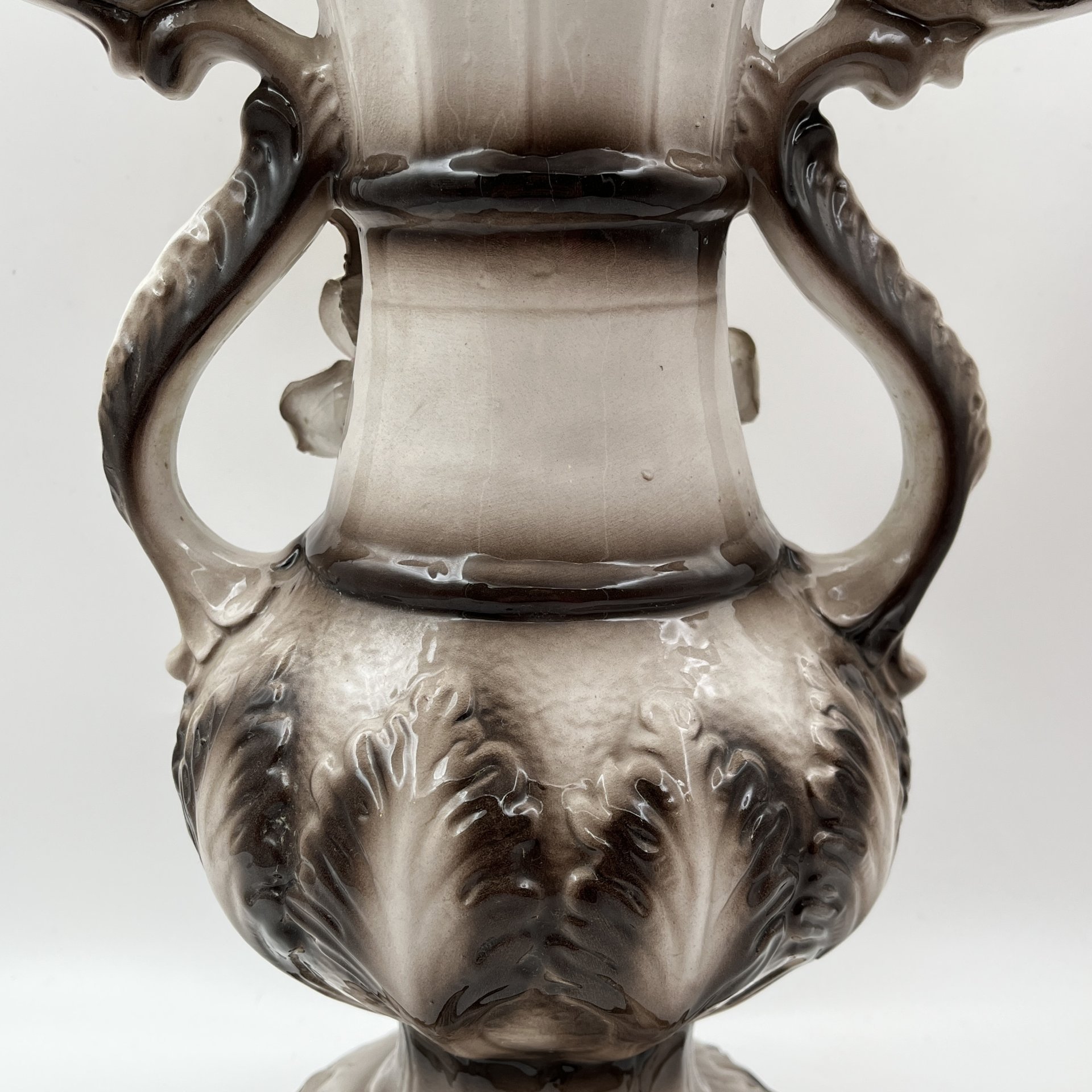 Ваза с лепным цветочным декором, фаянс, роспись, Capodimonte (Каподимонте), Италия, 1960-1990 гг.