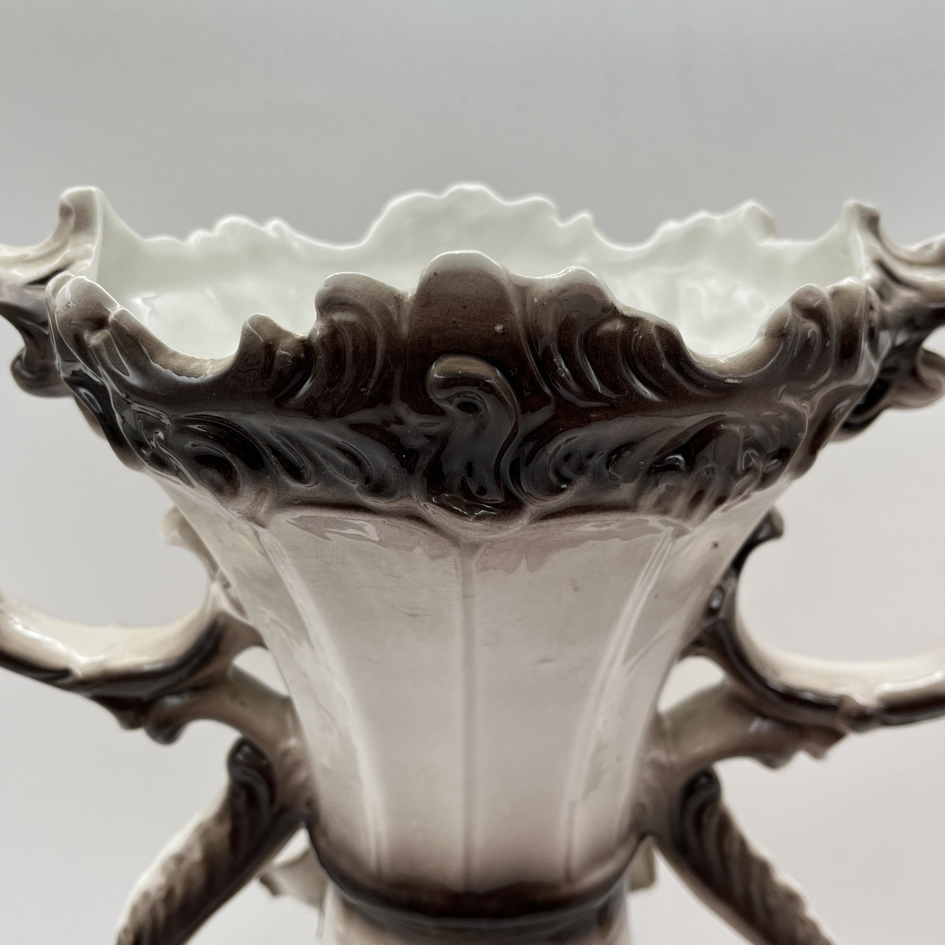 Ваза с лепным цветочным декором, фаянс, роспись, Capodimonte (Каподимонте), Италия, 1960-1990 гг.