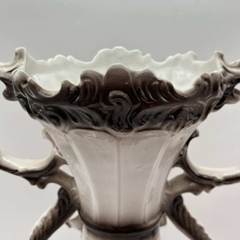 Ваза с лепным цветочным декором, фаянс, роспись, Capodimonte (Каподимонте), Италия, 1960-1990 гг.