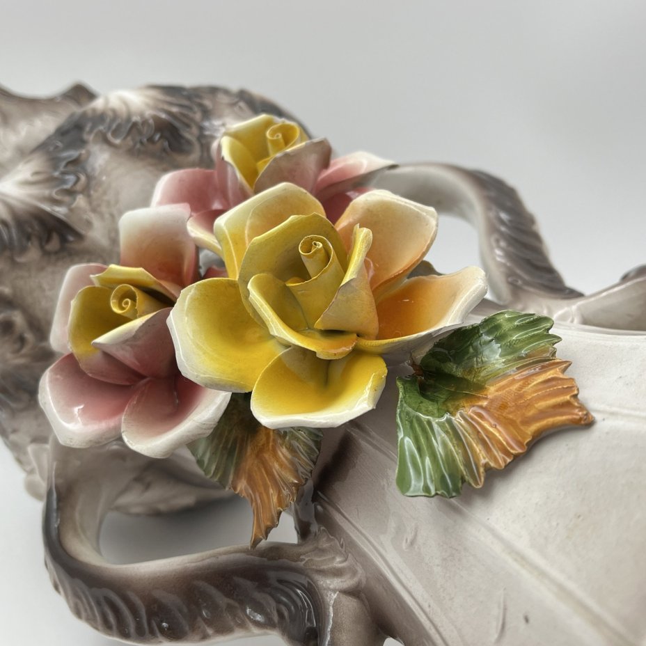 Ваза с лепным цветочным декором, фаянс, роспись, Capodimonte (Каподимонте), Италия, 1960-1990 гг.