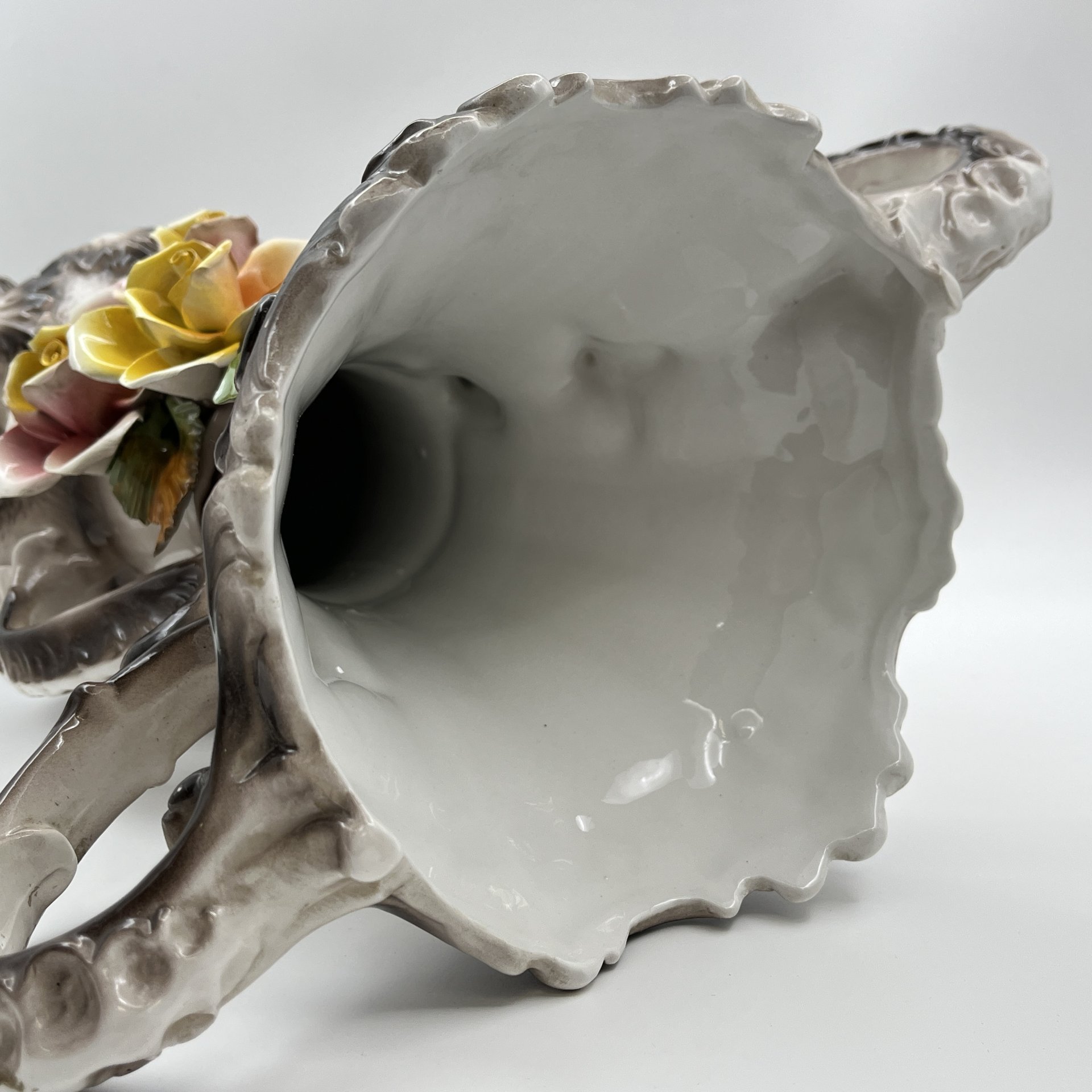 Ваза с лепным цветочным декором, фаянс, роспись, Capodimonte (Каподимонте), Италия, 1960-1990 гг.