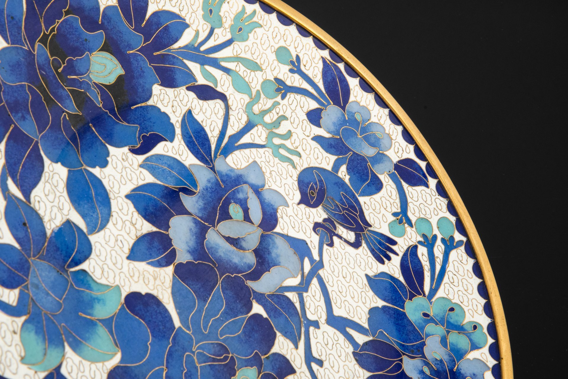 Тарелка декоративная "Птица в цветущем саду" в технике клуазоне, медь, эмаль, золочение, Китай, 1970-1990 гг.