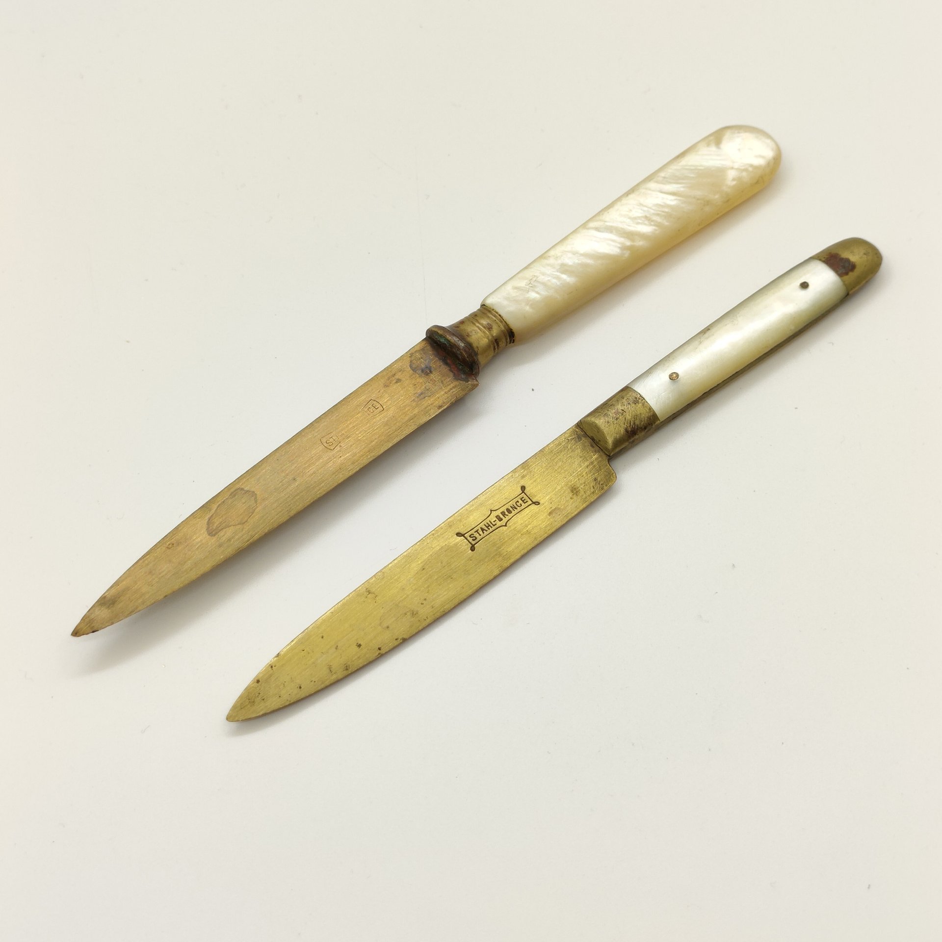 Пара фруктовых ножей разных форм с перламутровыми накладками на ручках, Uchatius Bronce