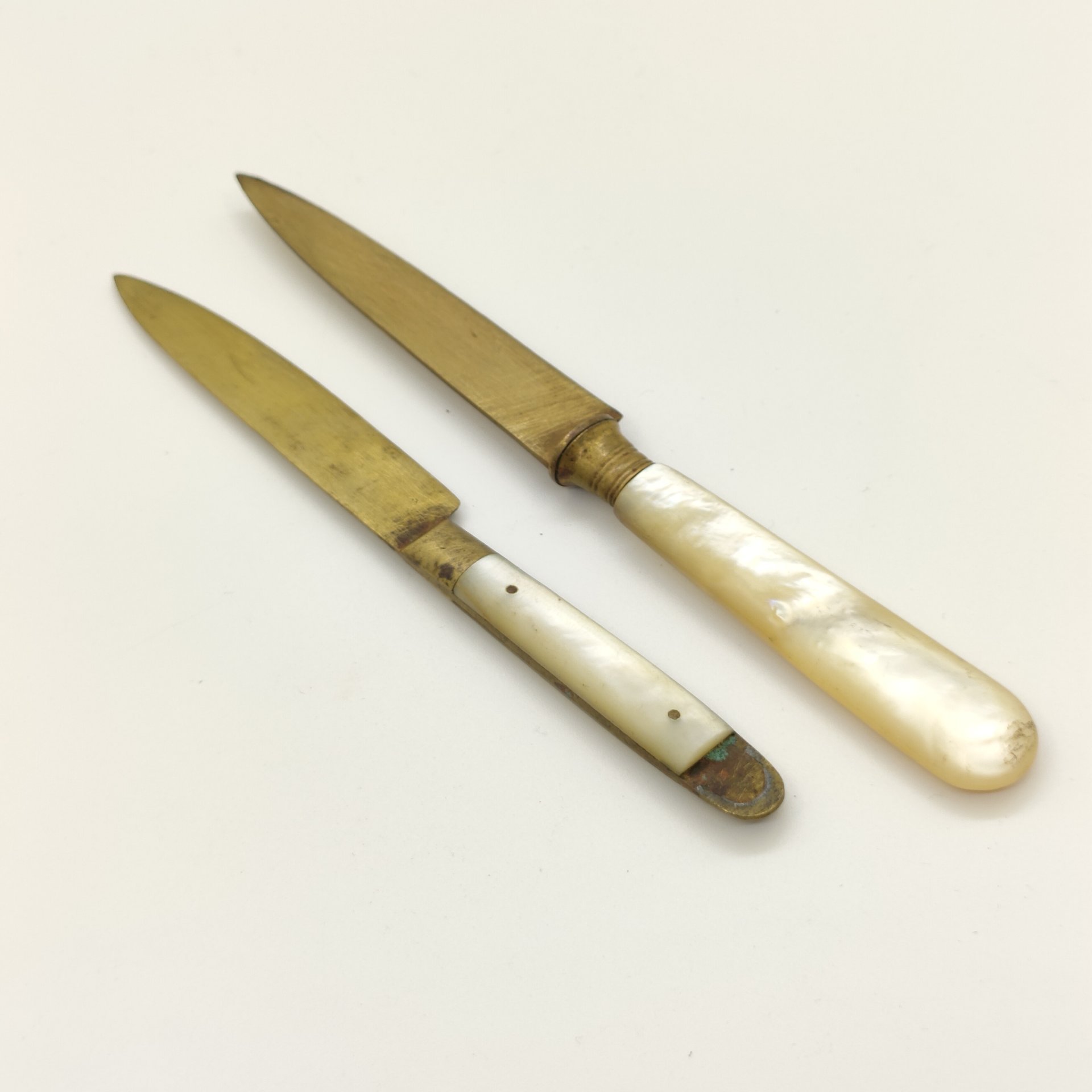 Пара фруктовых ножей разных форм с перламутровыми накладками на ручках, Uchatius Bronce