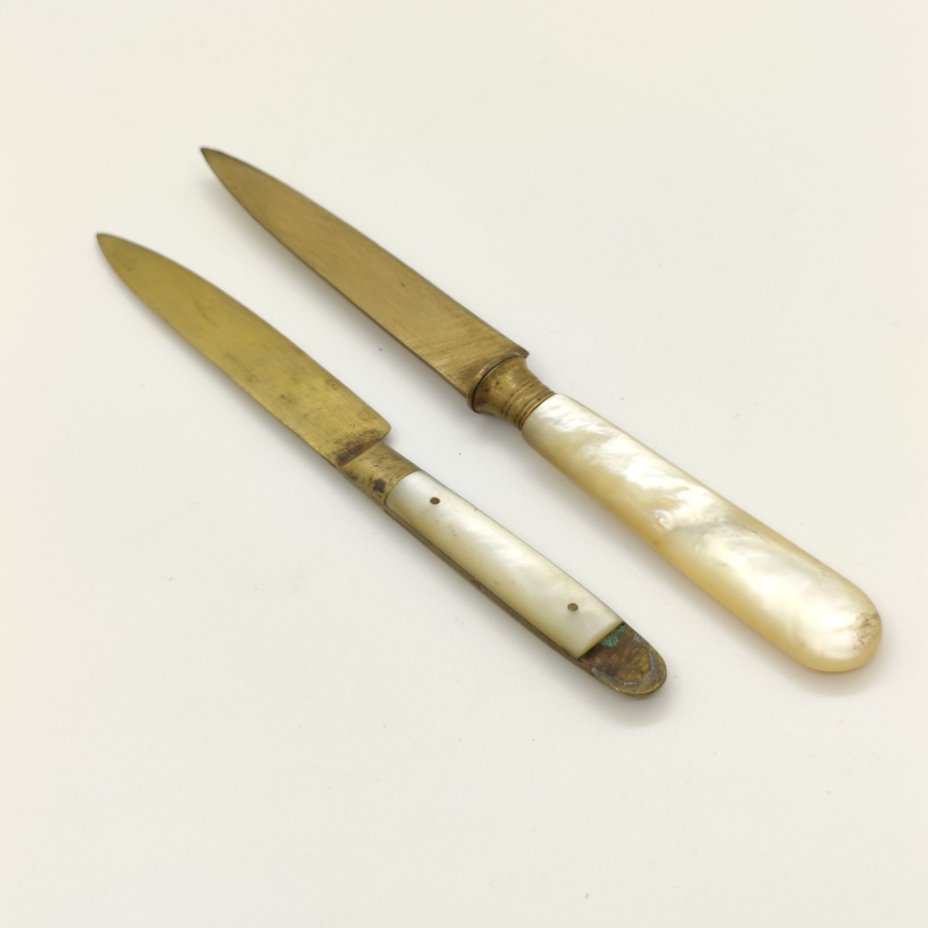 Пара фруктовых ножей разных форм с перламутровыми накладками на ручках, Uchatius Bronce