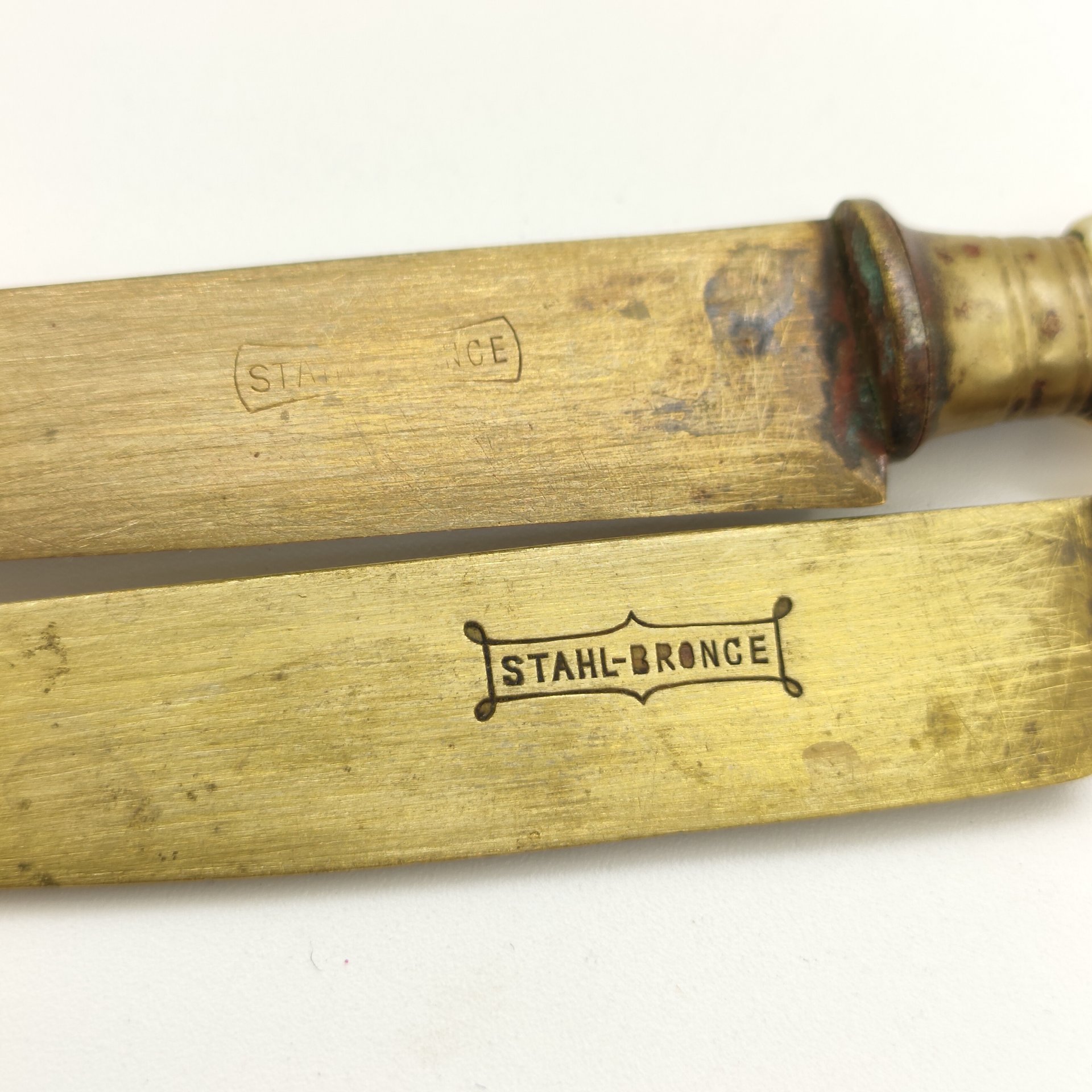 Пара фруктовых ножей разных форм с перламутровыми накладками на ручках, Uchatius Bronce