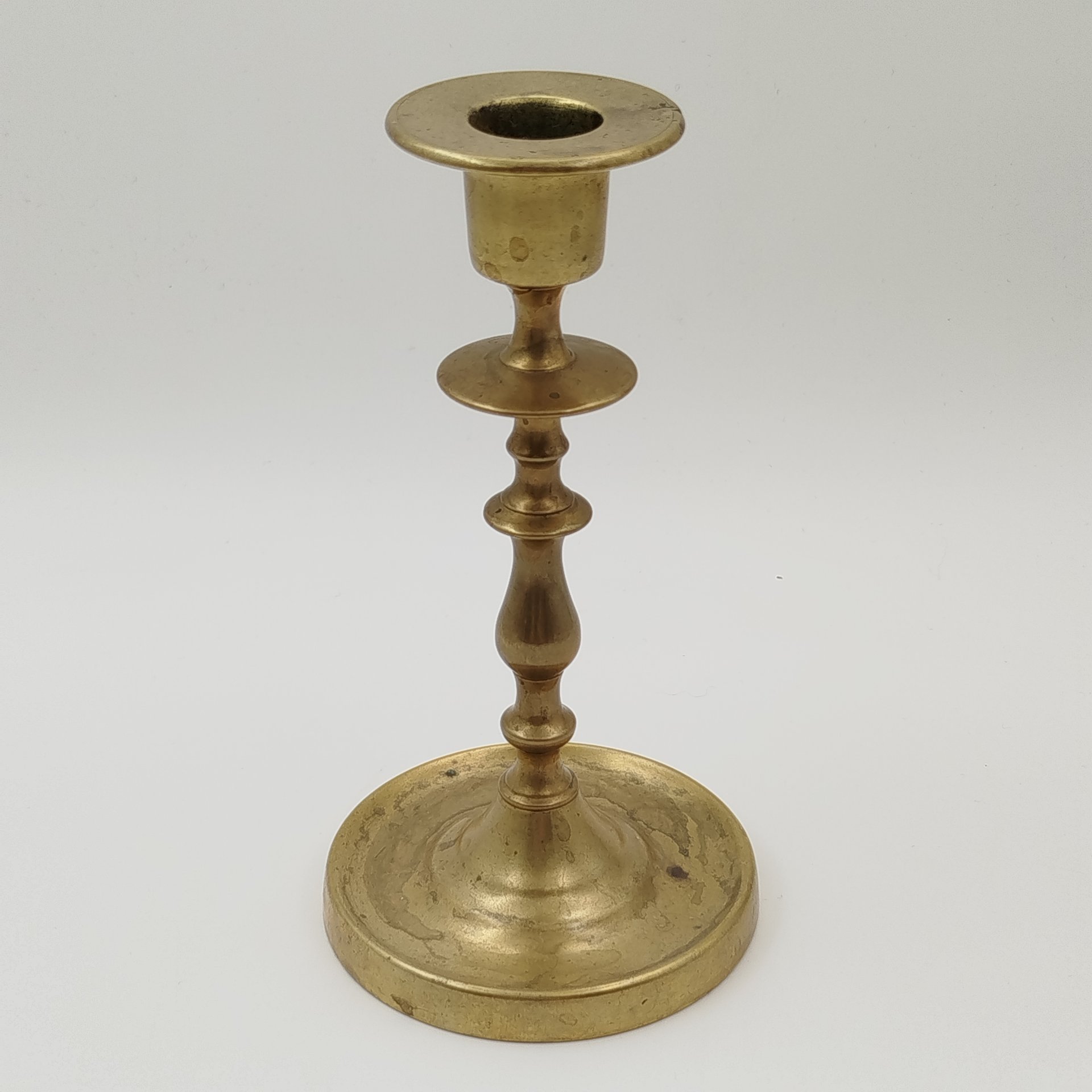 Подсвечник фигурный на круглом основании, для одной свечи, бронза, литьё, Российская империя, 1890-1917 гг.