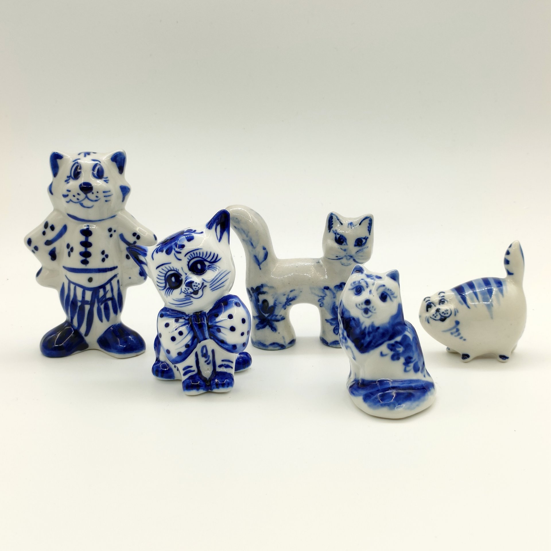 Набор из пяти статуэток "Коты", Гжель, фарфор, роспись, Россия, 1990-2015 гг.