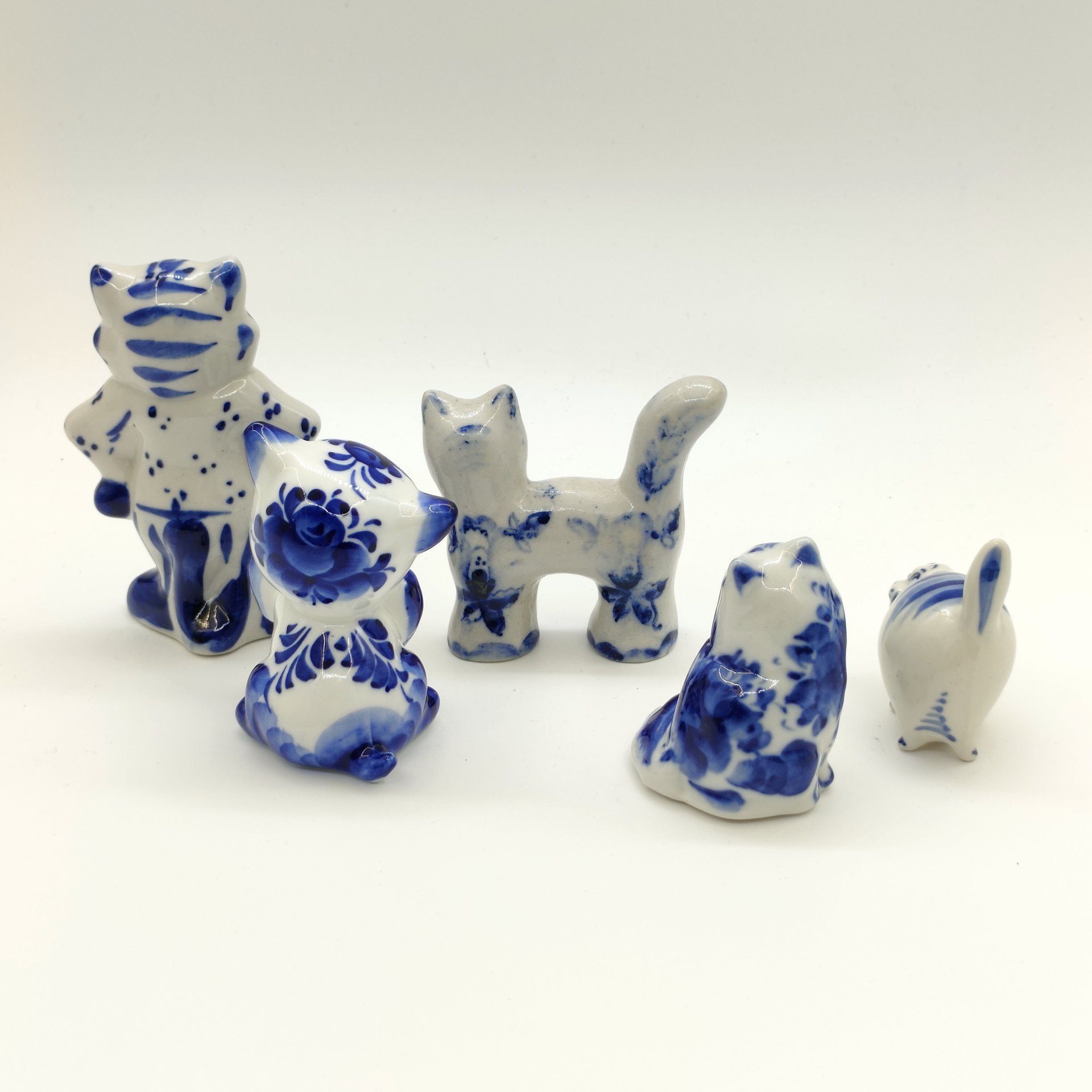 Набор из пяти статуэток "Коты", Гжель, фарфор, роспись, Россия, 1990-2015 гг.